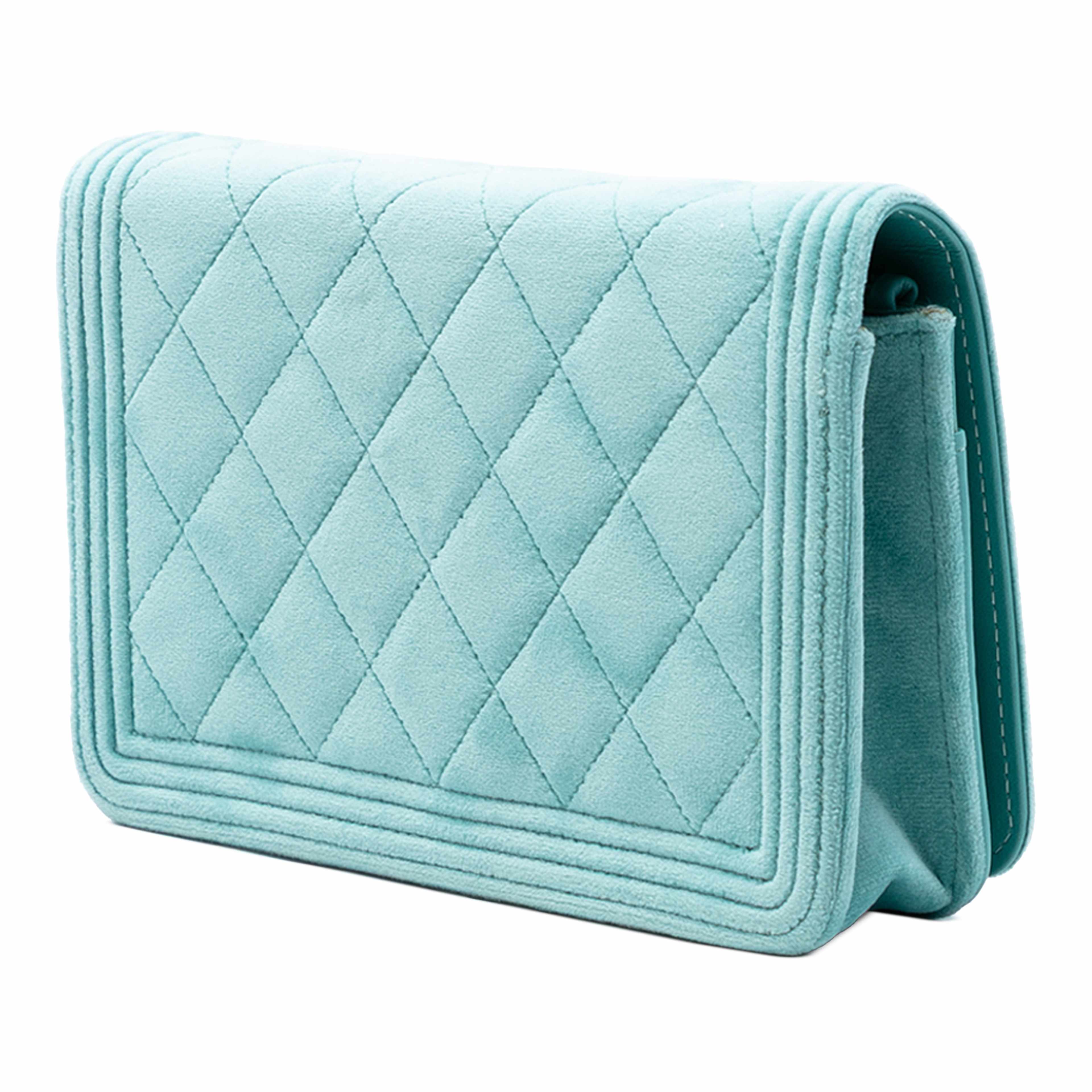 Chanel Quilted Velvet Boy Wallet On Chain, från Luxclusif, i färgen turquoise. Klicka för att öppna bilden i stort format