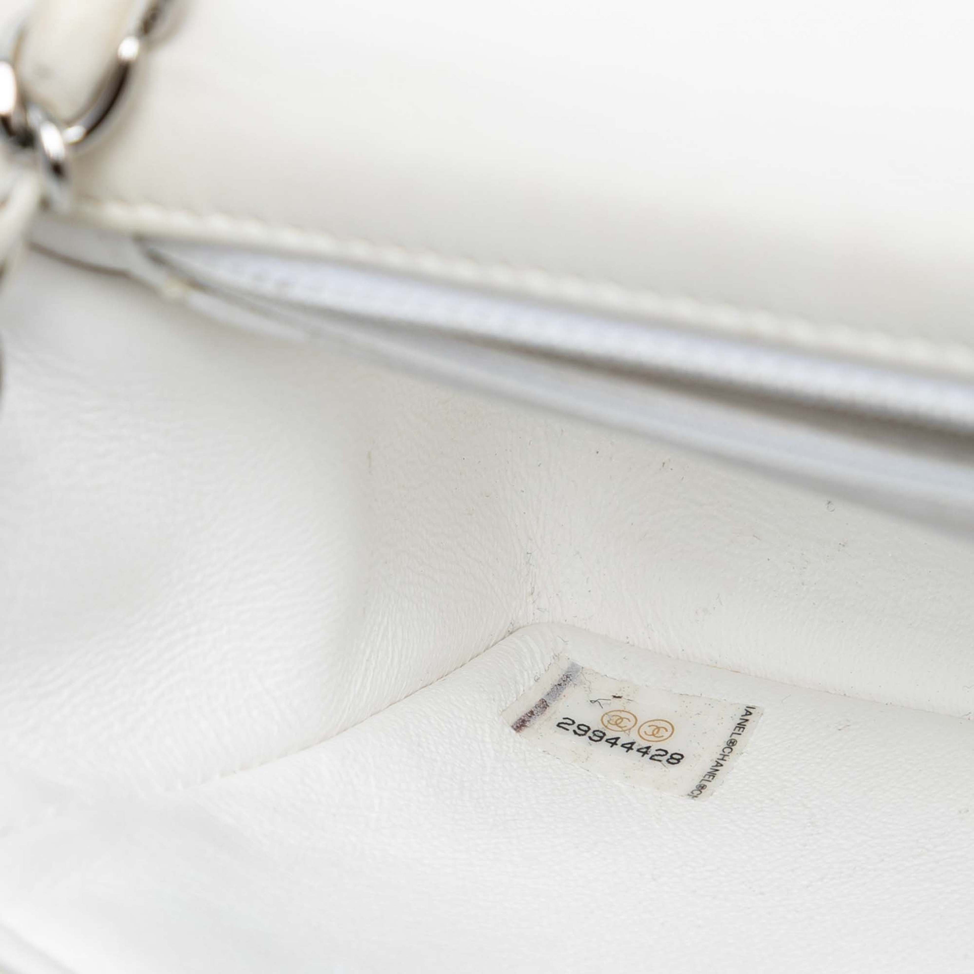 Chanel Mini Rectangular Classic Tweed Check Single Flap, från Luxclusif, i färgen white. Klicka för att öppna bilden i stort format