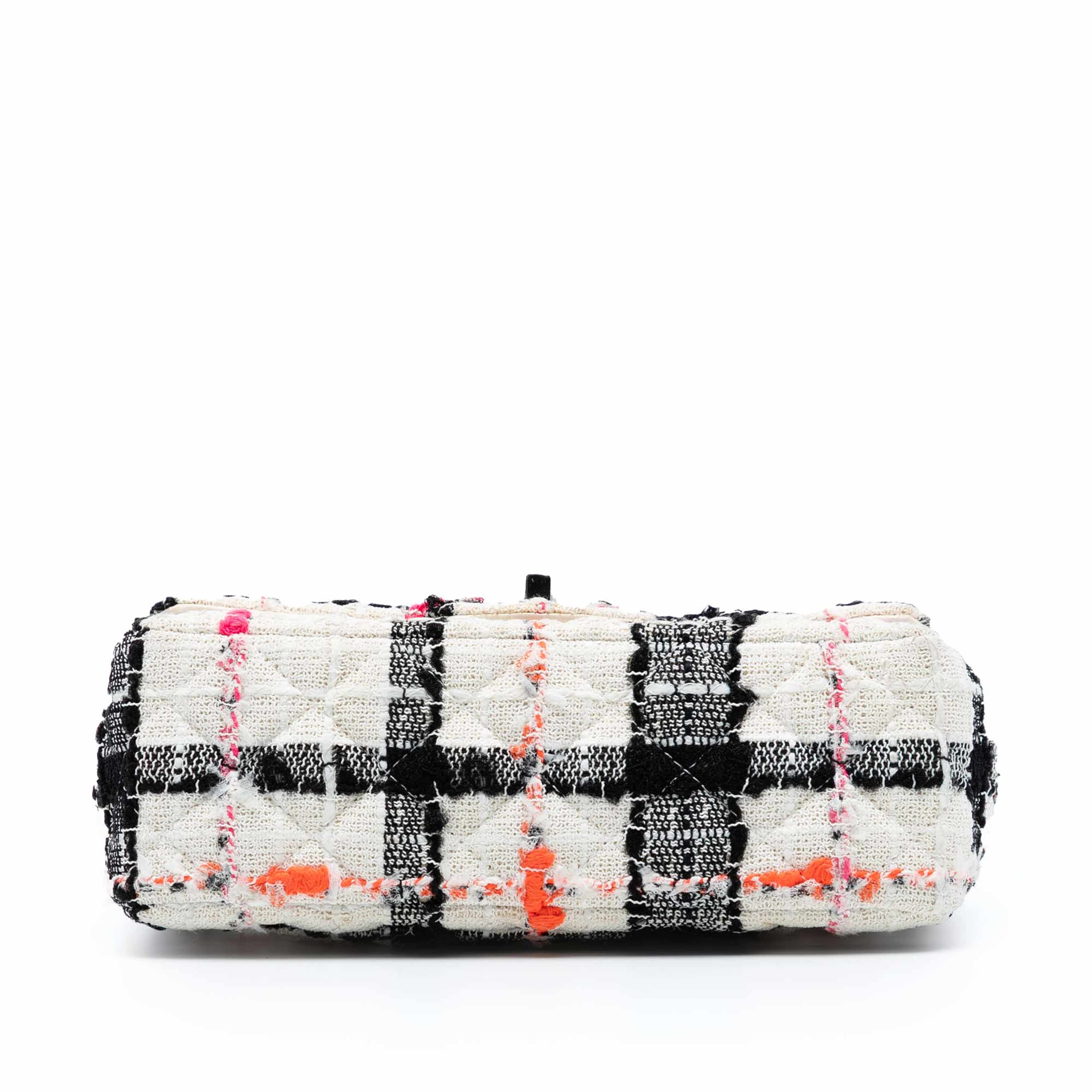 Chanel Mini Rectangular Classic Tweed Check Single Flap, från Luxclusif, i färgen white. Klicka för att öppna bilden i stort format