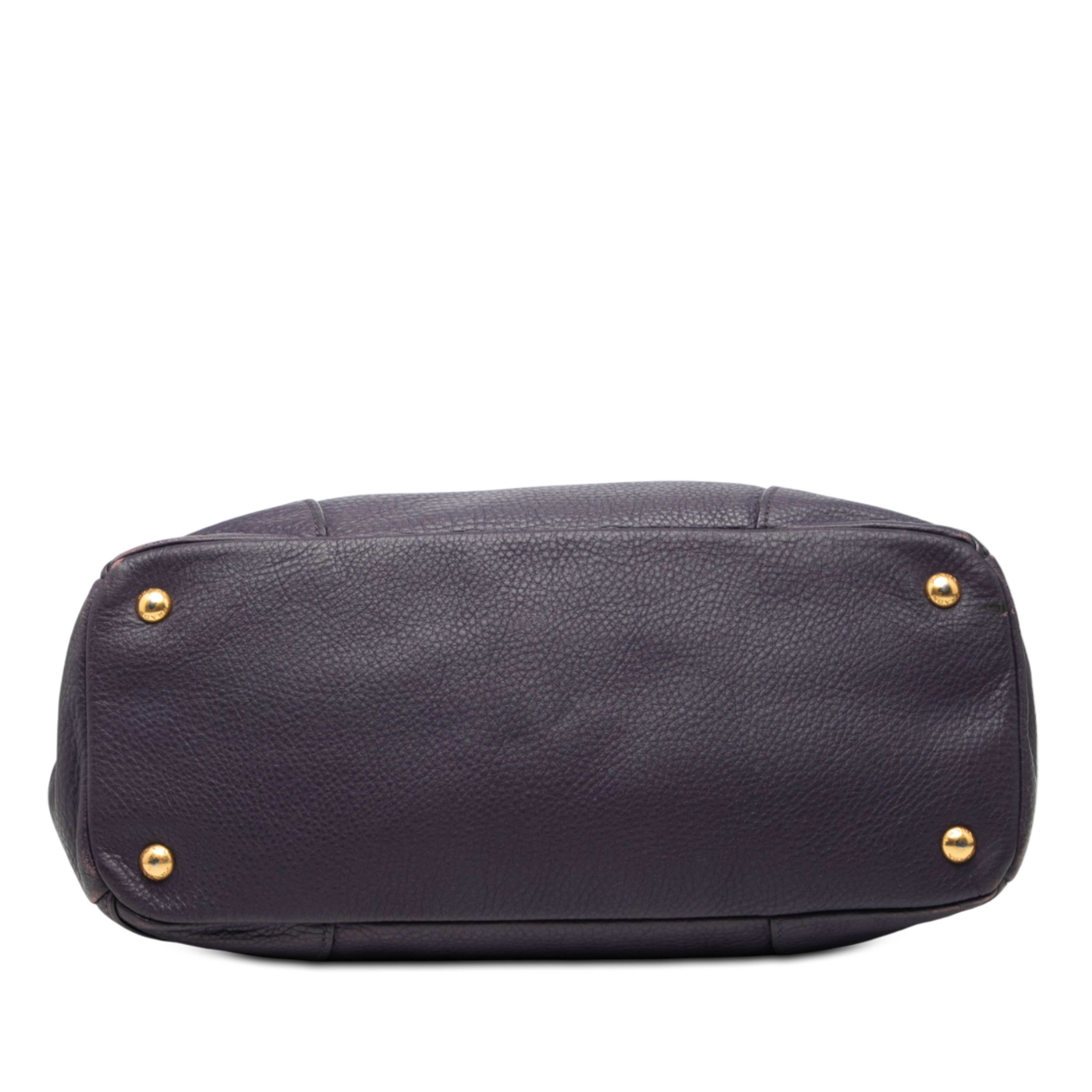 Prada Vitello Daino Front Zip Hobo, från Luxclusif, i färgen violet. Klicka för att öppna bilden i stort format