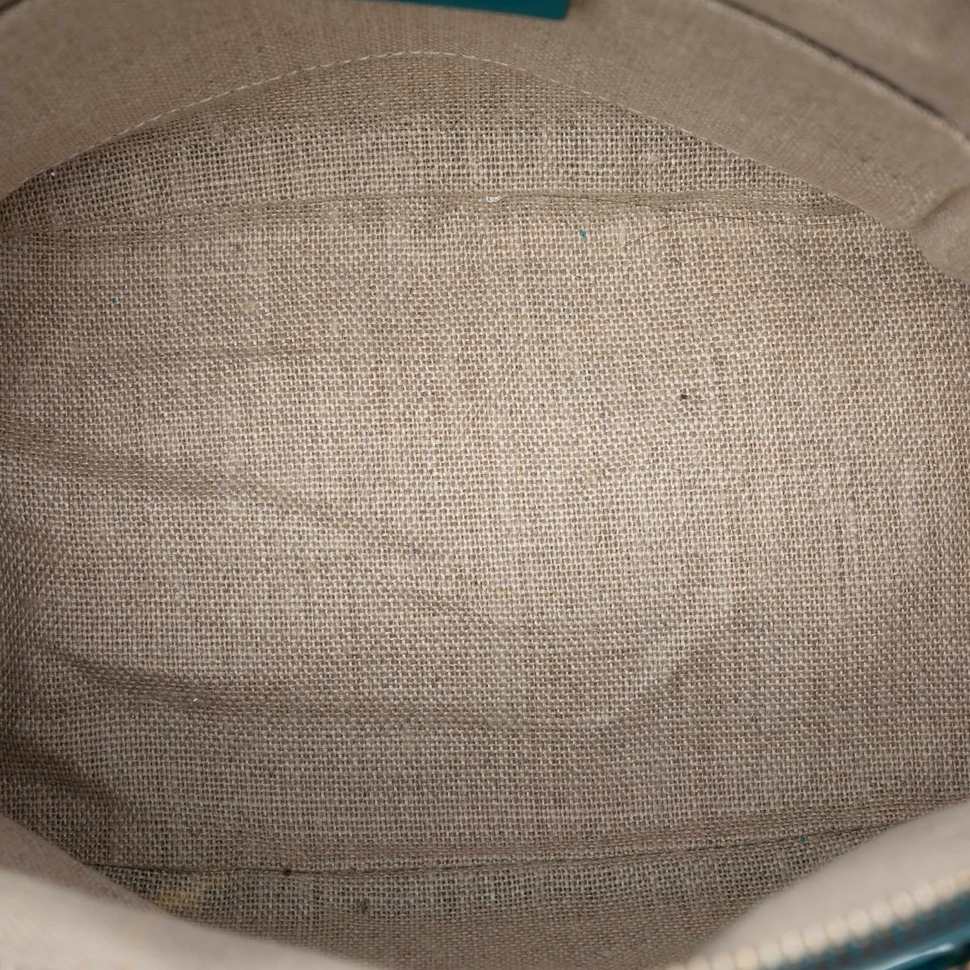 Gucci Mini Microguccissima Dome Satchel, från Luxclusif, i färgen turquoise. Klicka för att öppna bilden i stort format