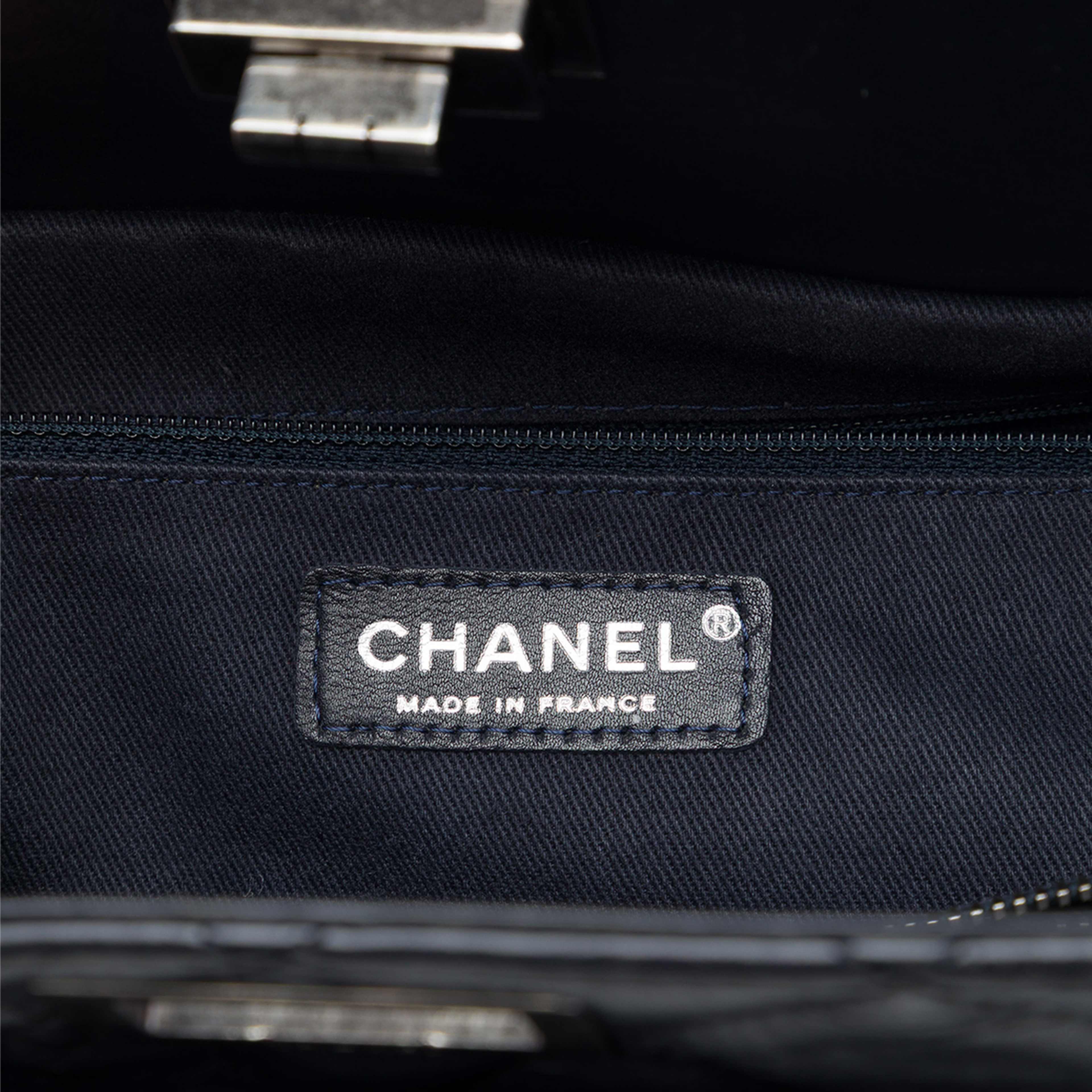 Chanel Quilted Aged Calfskin Reissue 2.55 Tote, från Luxclusif, i färgen blå. Klicka för att öppna bilden i stort format