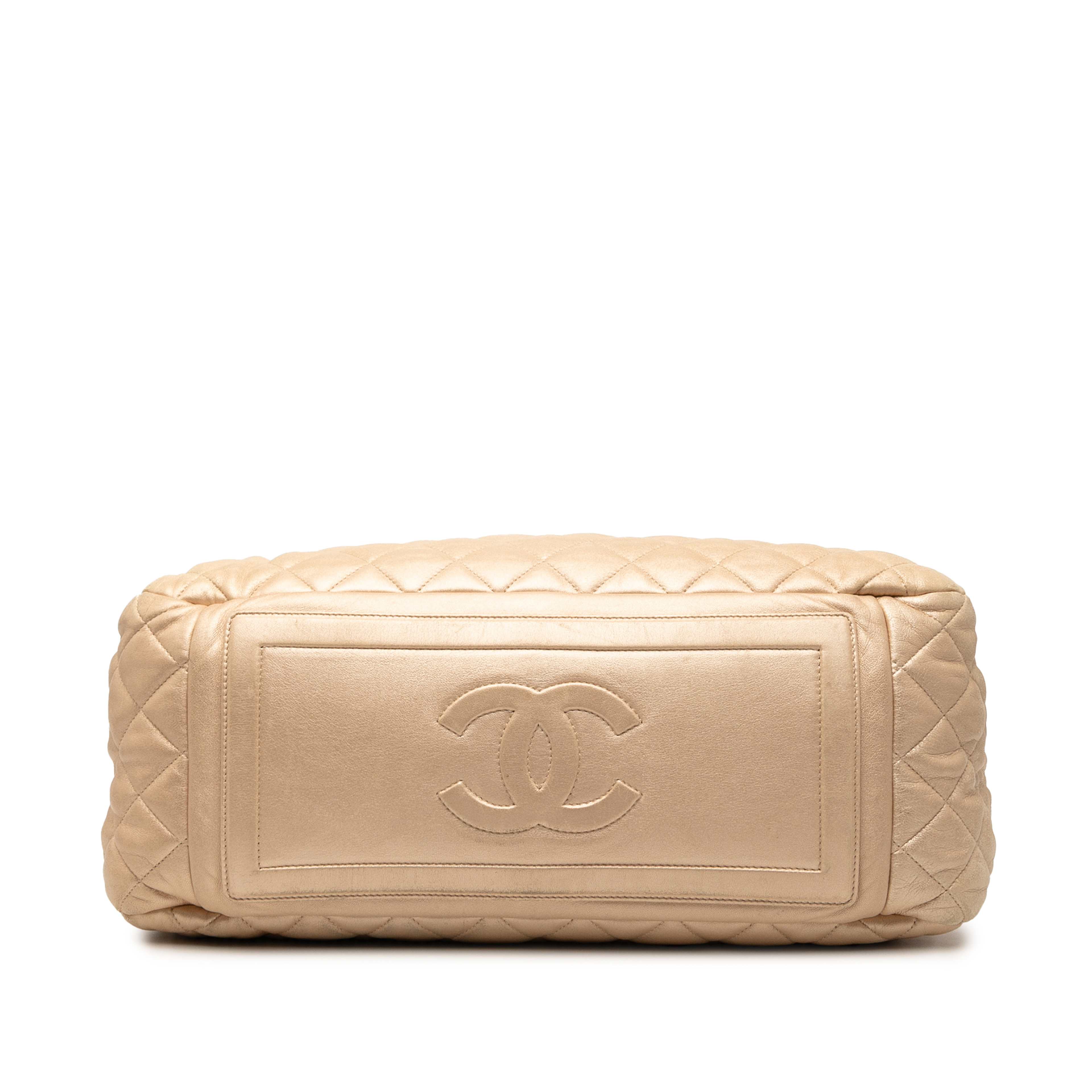 Chanel Quilted Lambskin Coco Cocoon Bowler Bag, från Luxclusif, i färgen beige. Klicka för att öppna bilden i stort format