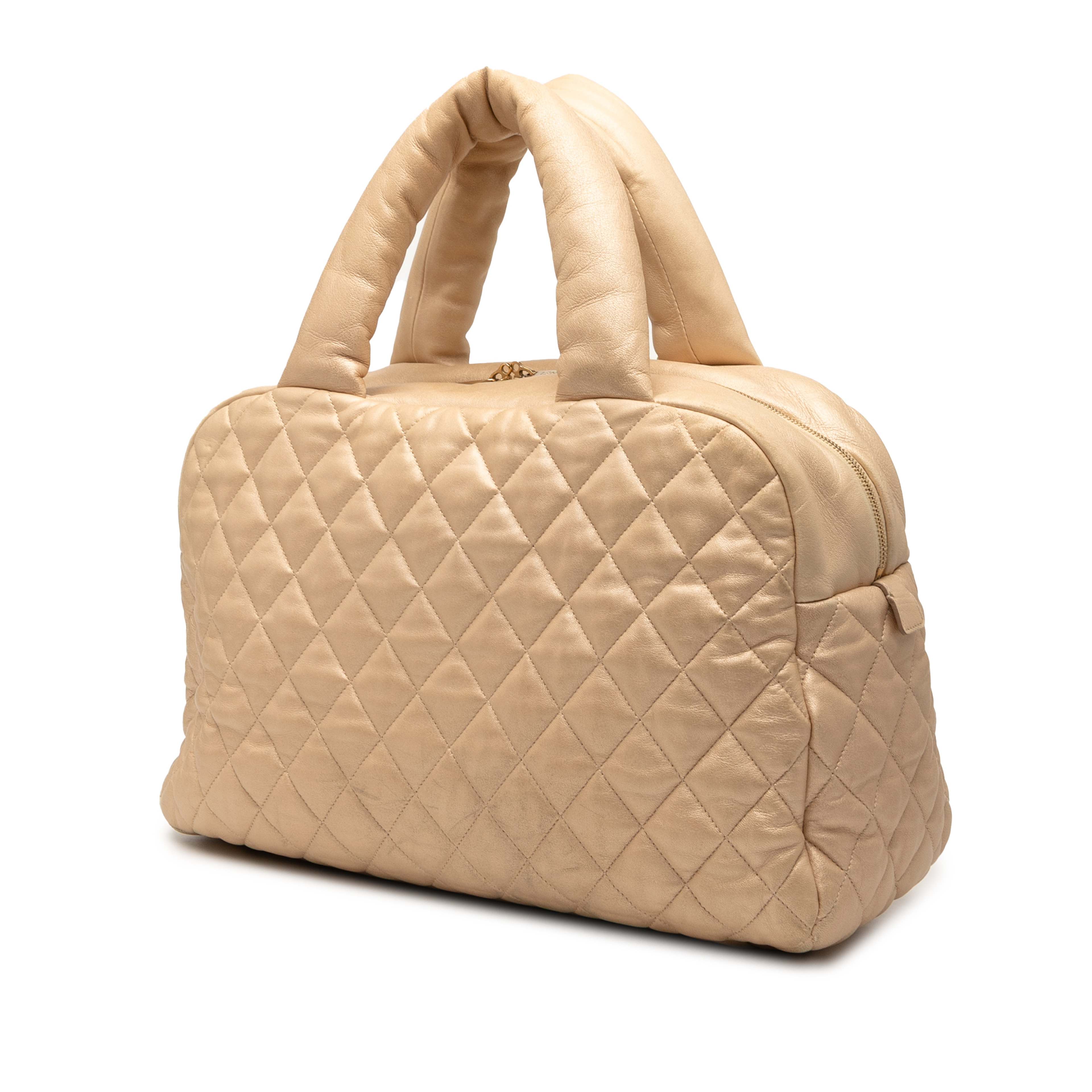 Chanel Quilted Lambskin Coco Cocoon Bowler Bag, från Luxclusif, i färgen beige. Klicka för att öppna bilden i stort format