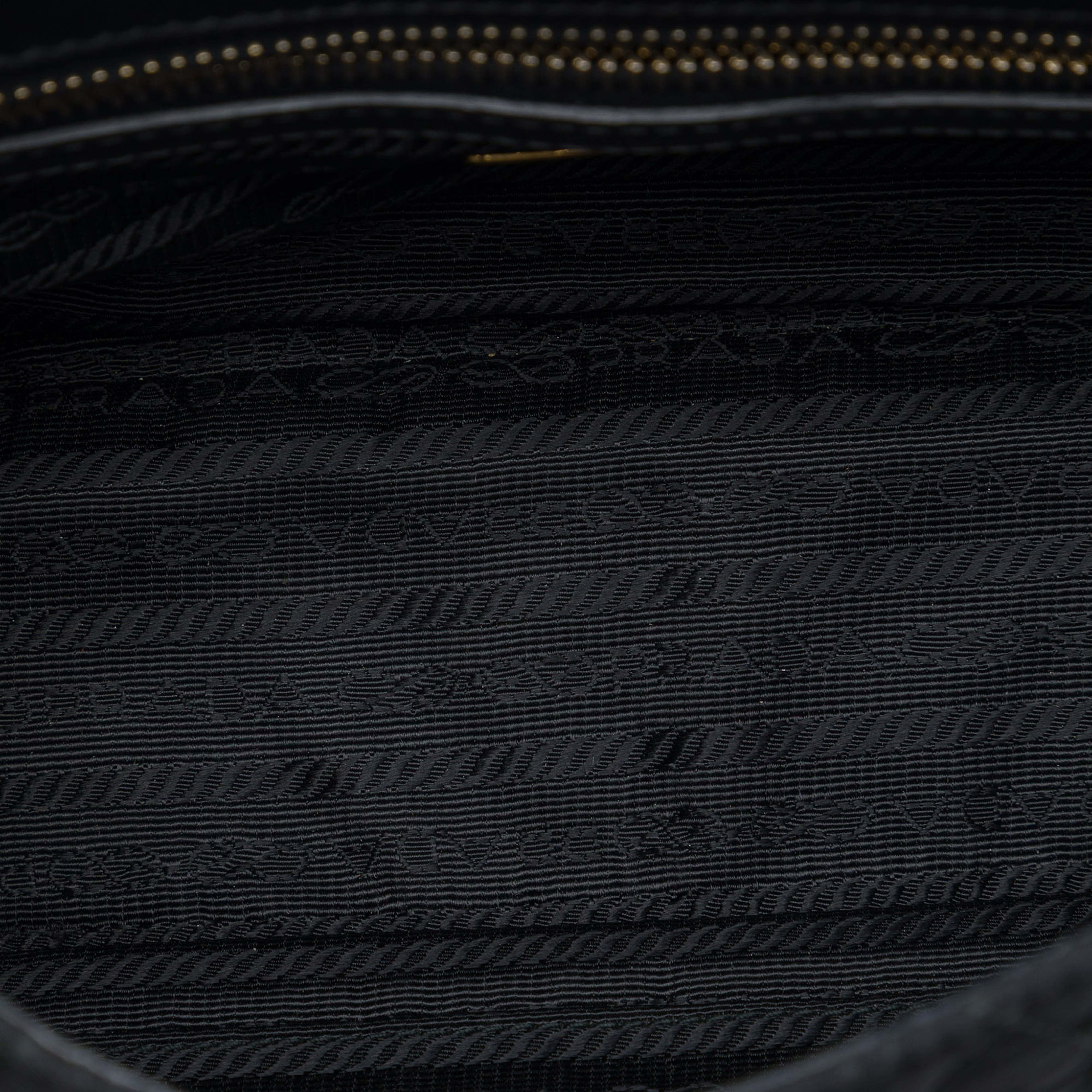 Prada Impuntu Tessuto Chain Flap Shoulder Bag, från Luxclusif, i färgen svart. Klicka för att öppna bilden i stort format