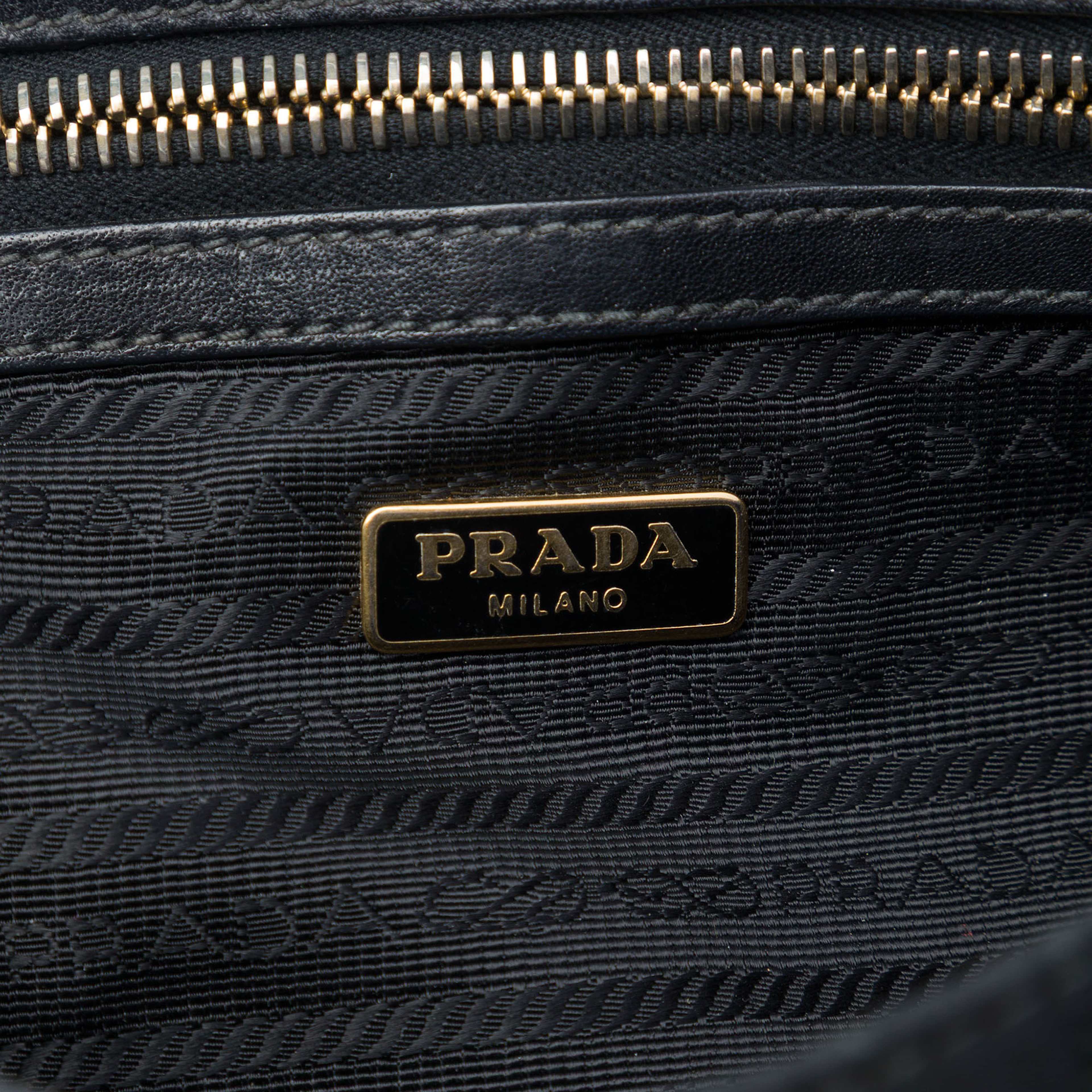 Prada Impuntu Tessuto Chain Flap Shoulder Bag, från Luxclusif, i färgen svart. Klicka för att öppna bilden i stort format