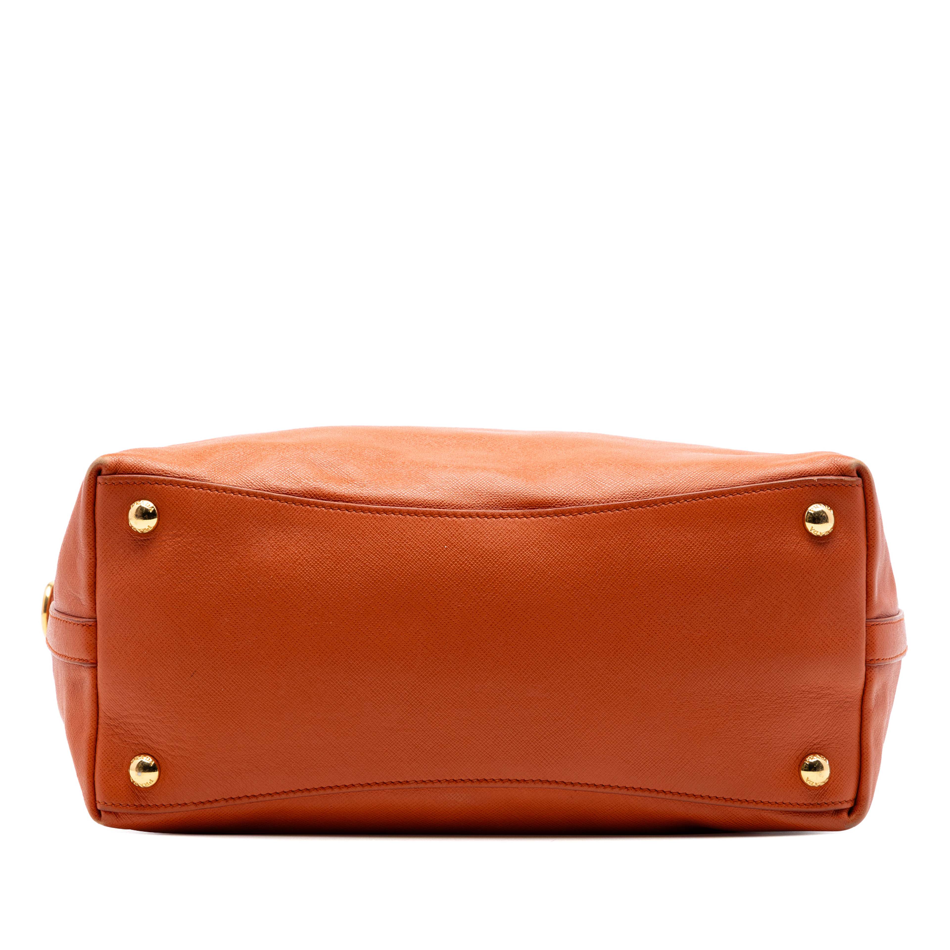 Prada Saffiano Open Convertible Tote, från Luxclusif, i färgen orange. Klicka för att öppna bilden i stort format