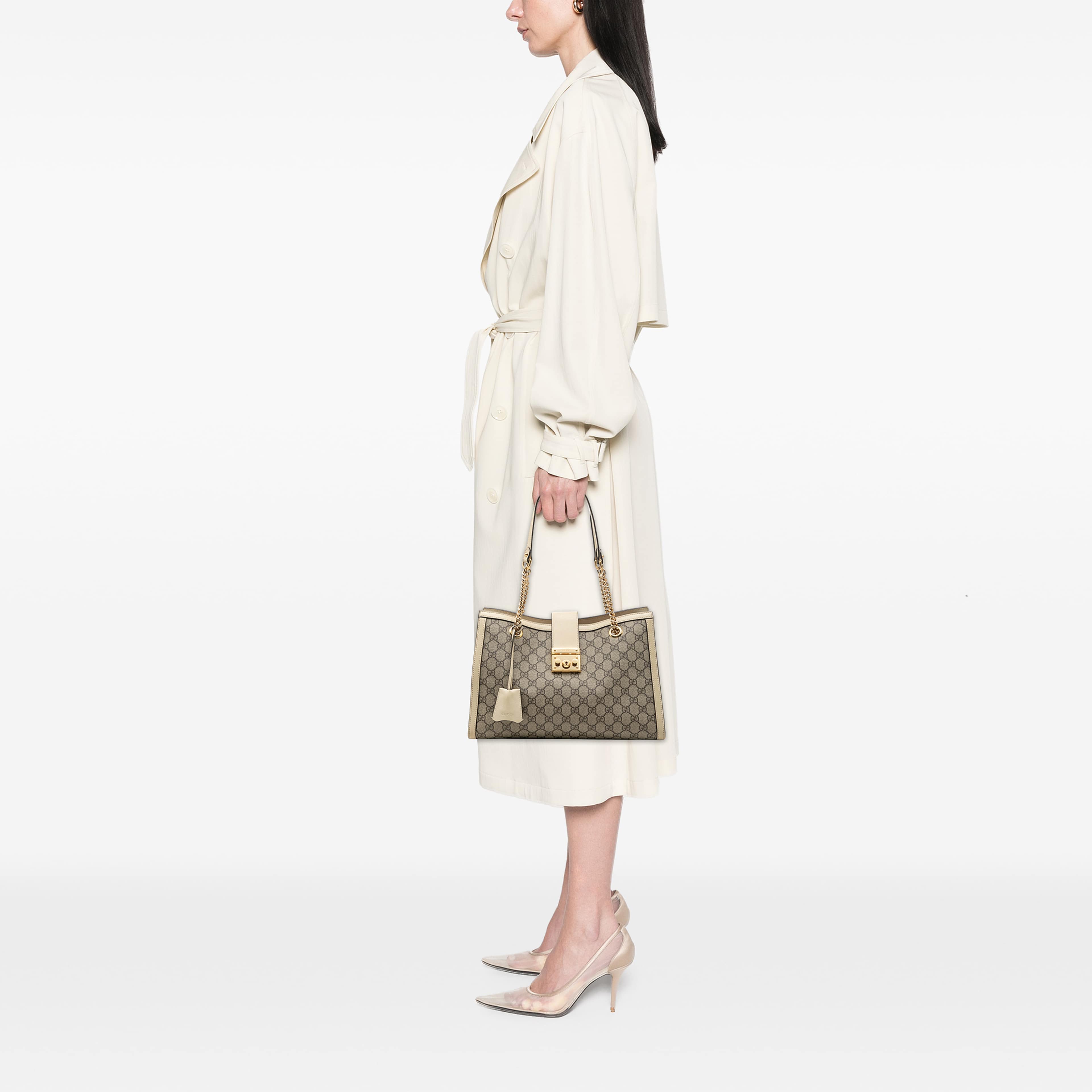 Gucci Medium Gg Supreme Padlock Tote, från Luxclusif, i färgen beige. Klicka för att öppna bilden i stort format