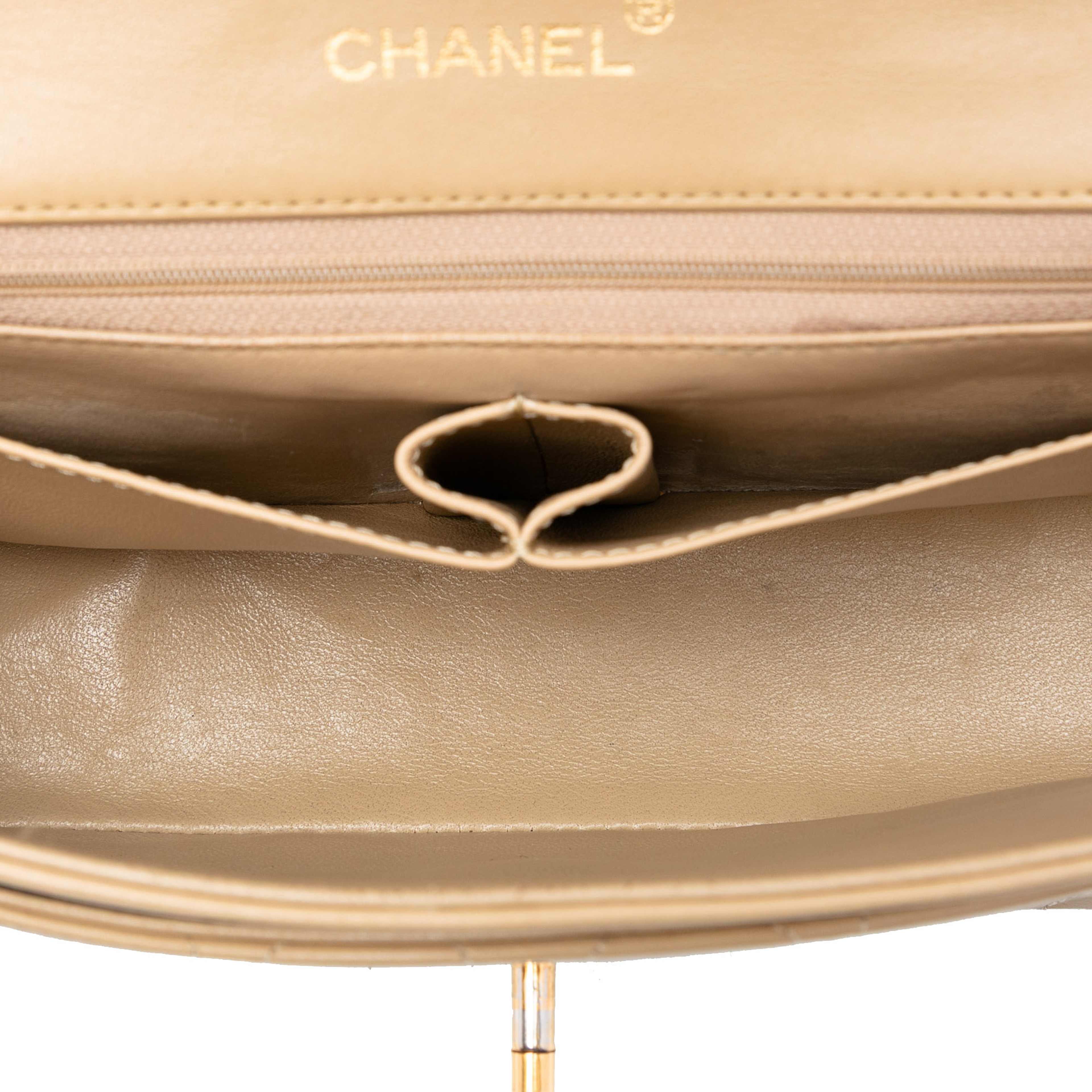 Chanel Medium Classic Lambskin Single Flap, från Luxclusif, i färgen light beige. Klicka för att öppna bilden i stort format
