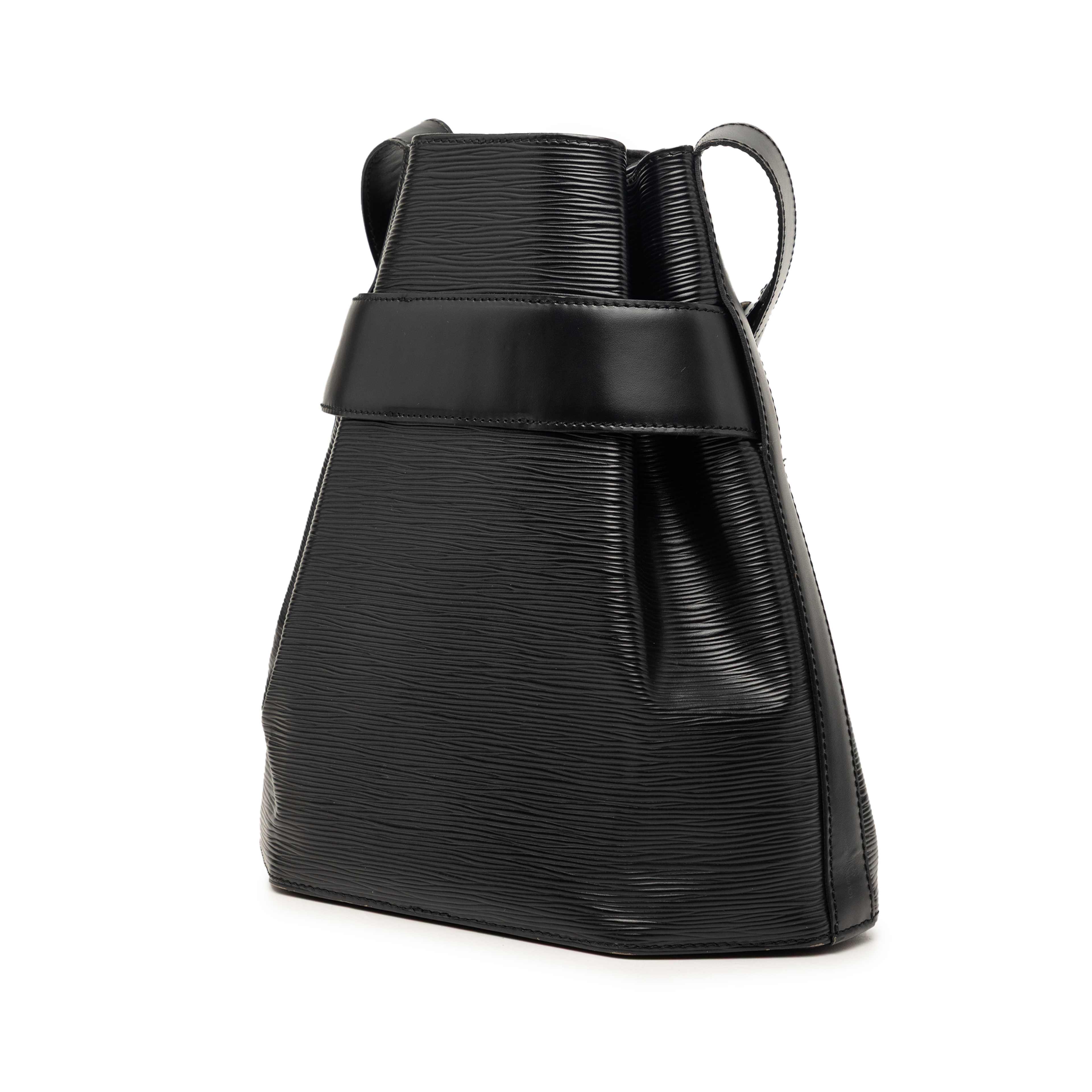 Louis Vuitton Epi Sac D Epaule Pm, från Luxclusif, i färgen black. Klicka för att öppna bilden i stort format