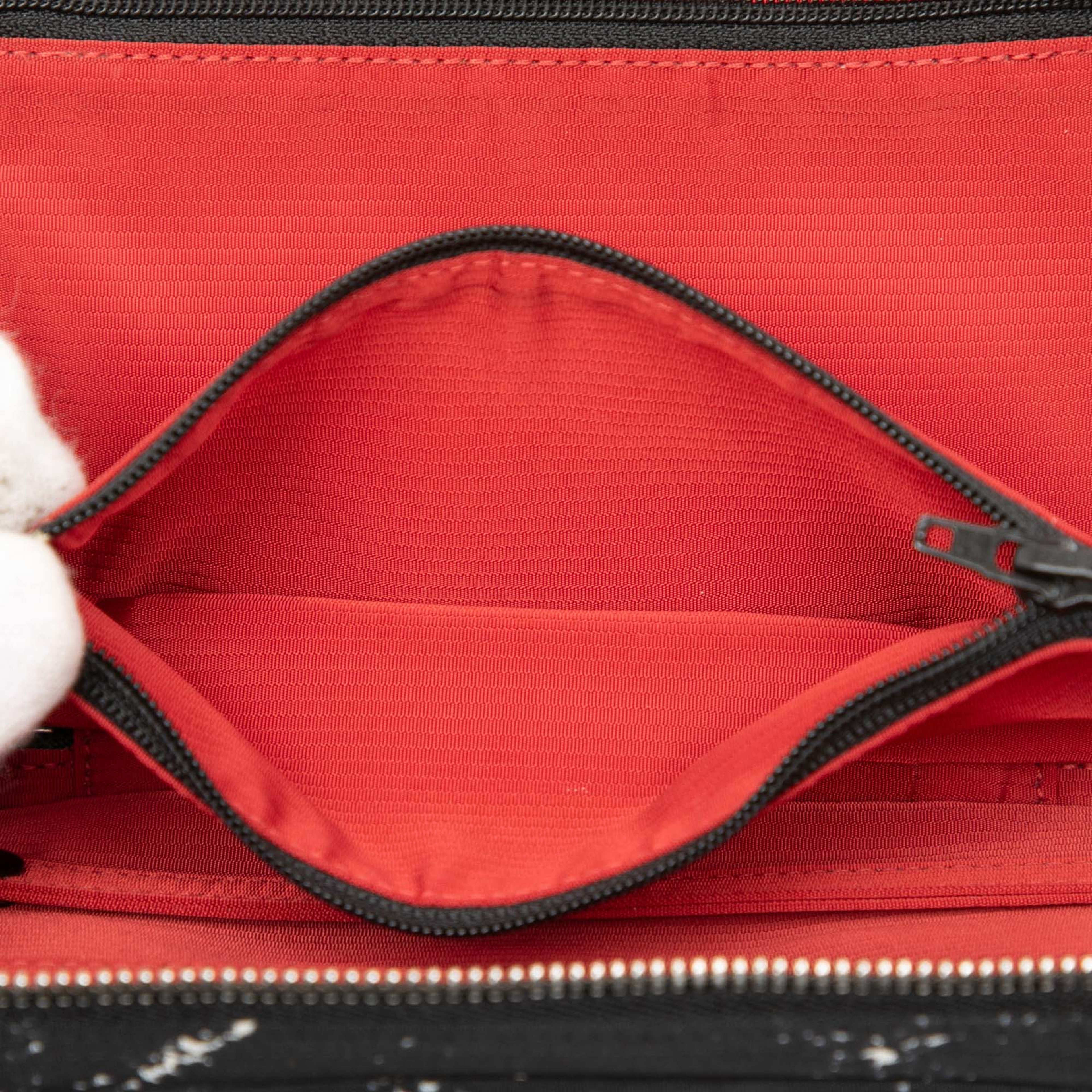 Chanel Old Travel Line Nylon Pouch, från Luxclusif, i färgen black. Klicka för att öppna bilden i stort format