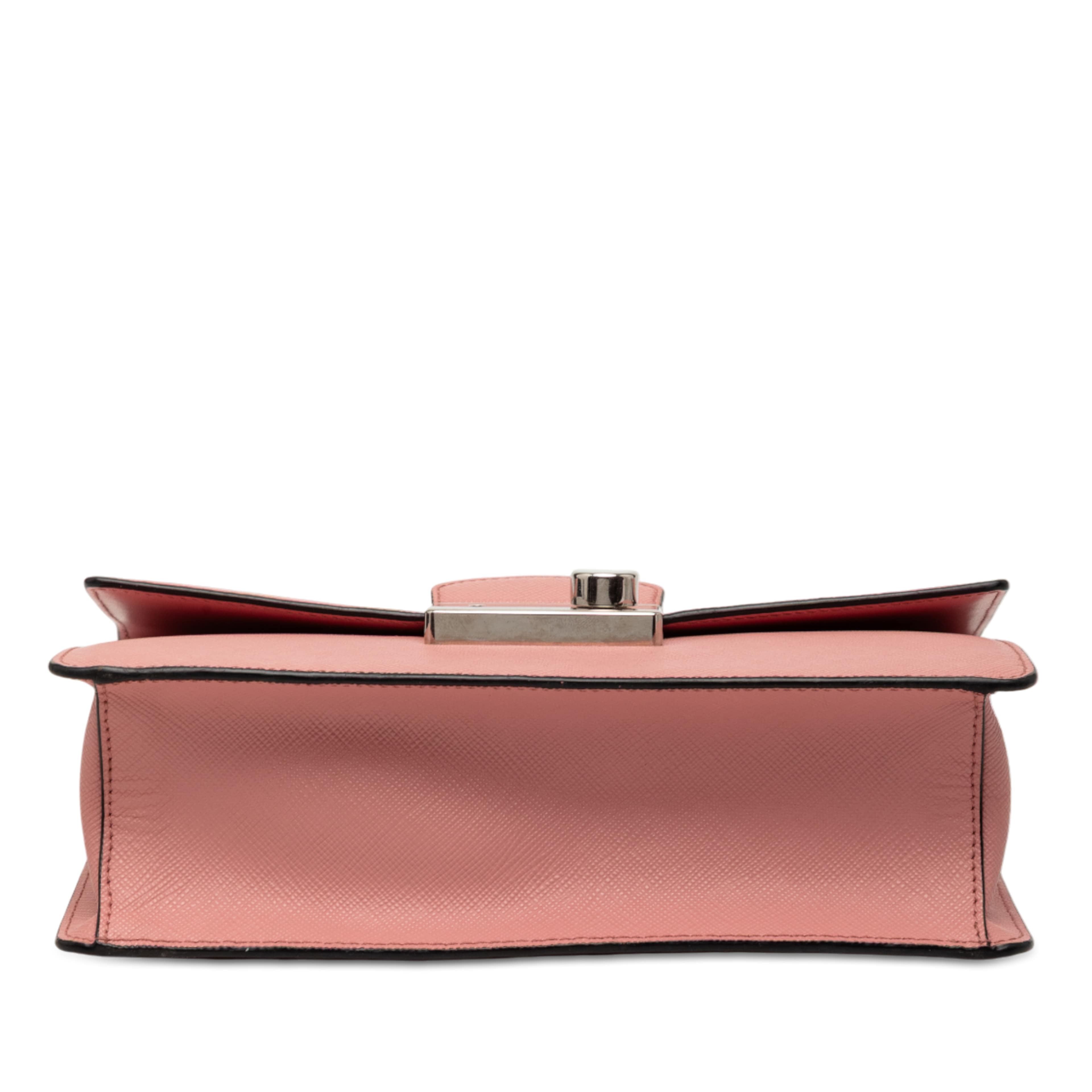 Prada Small Saffiano Sound Lock Chain Crossbody, från Luxclusif, i färgen pink. Klicka för att öppna bilden i stort format