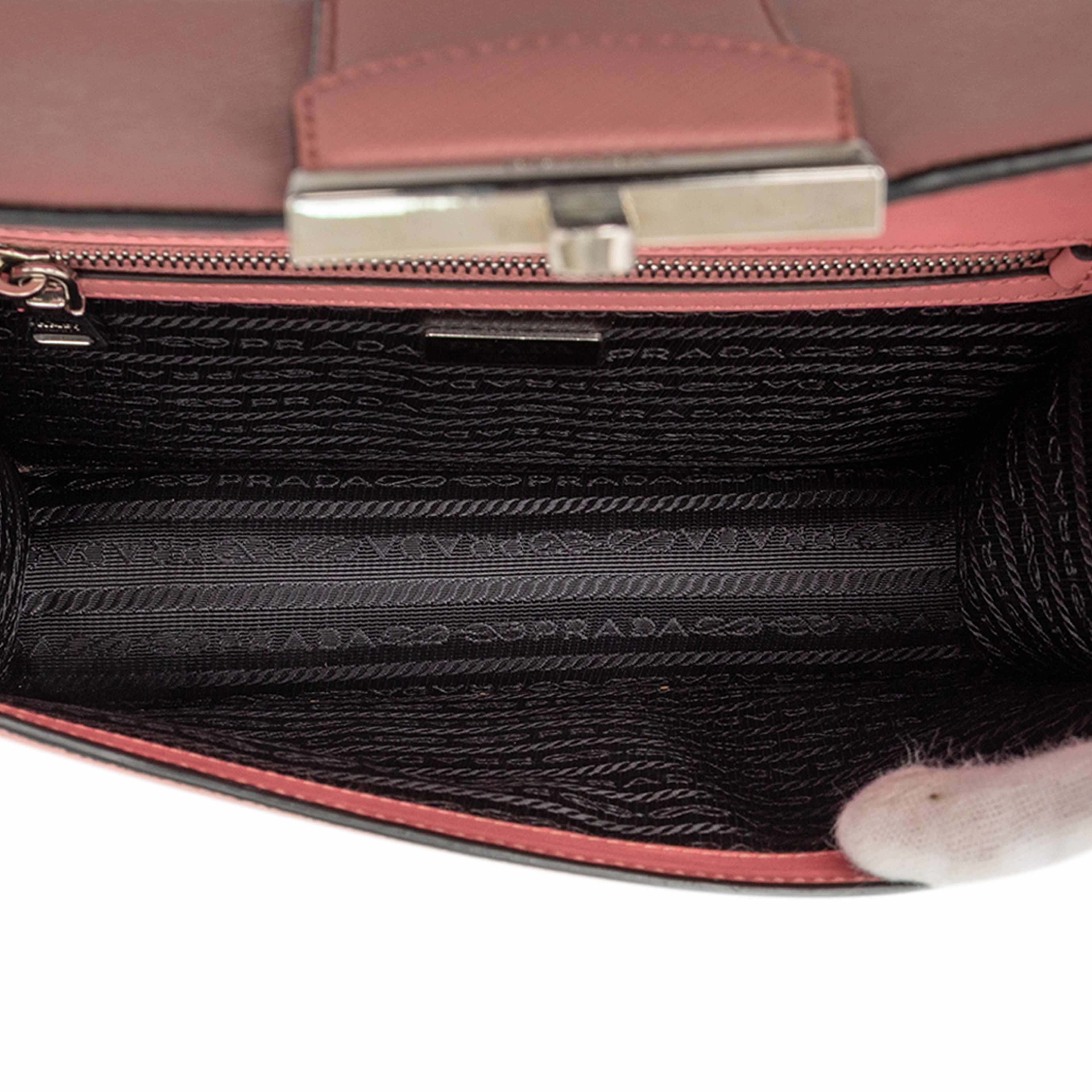 Prada Small Saffiano Sound Lock Chain Crossbody, från Luxclusif, i färgen pink. Klicka för att öppna bilden i stort format