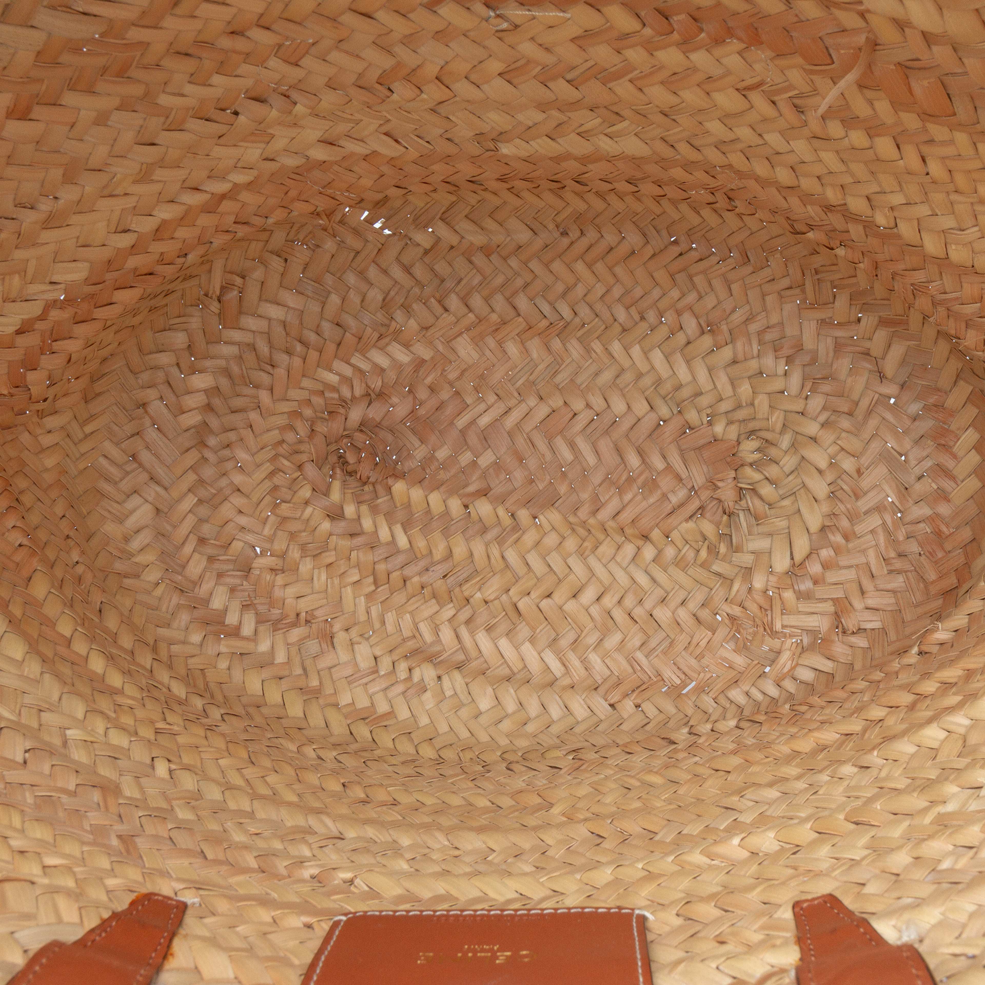 Celine Large Raffia Cuir Triomphe Classic Panier Tote, från Luxclusif, i färgen beige. Klicka för att öppna bilden i stort format