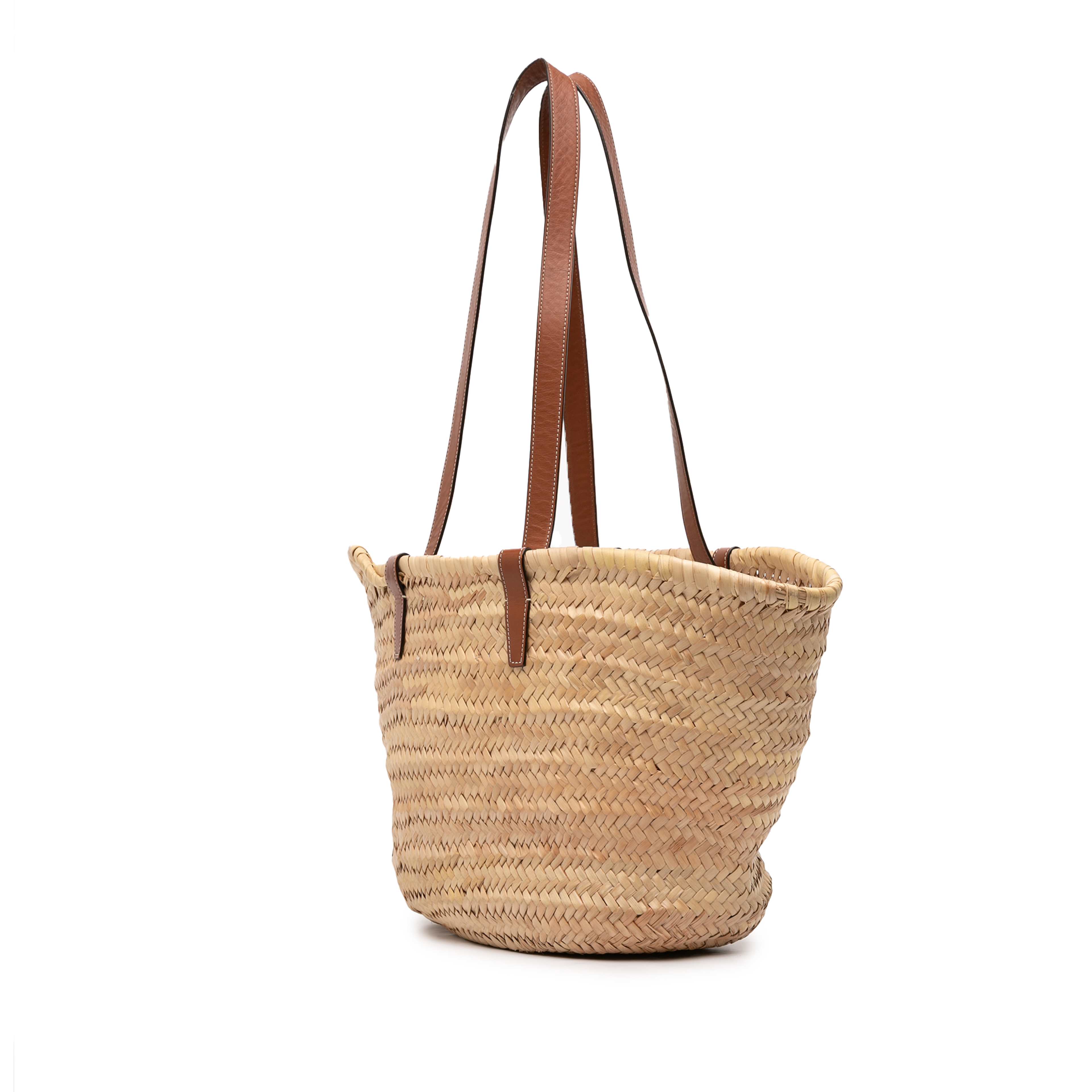 Celine Large Raffia Cuir Triomphe Classic Panier Tote, från Luxclusif, i färgen beige. Klicka för att öppna bilden i stort format