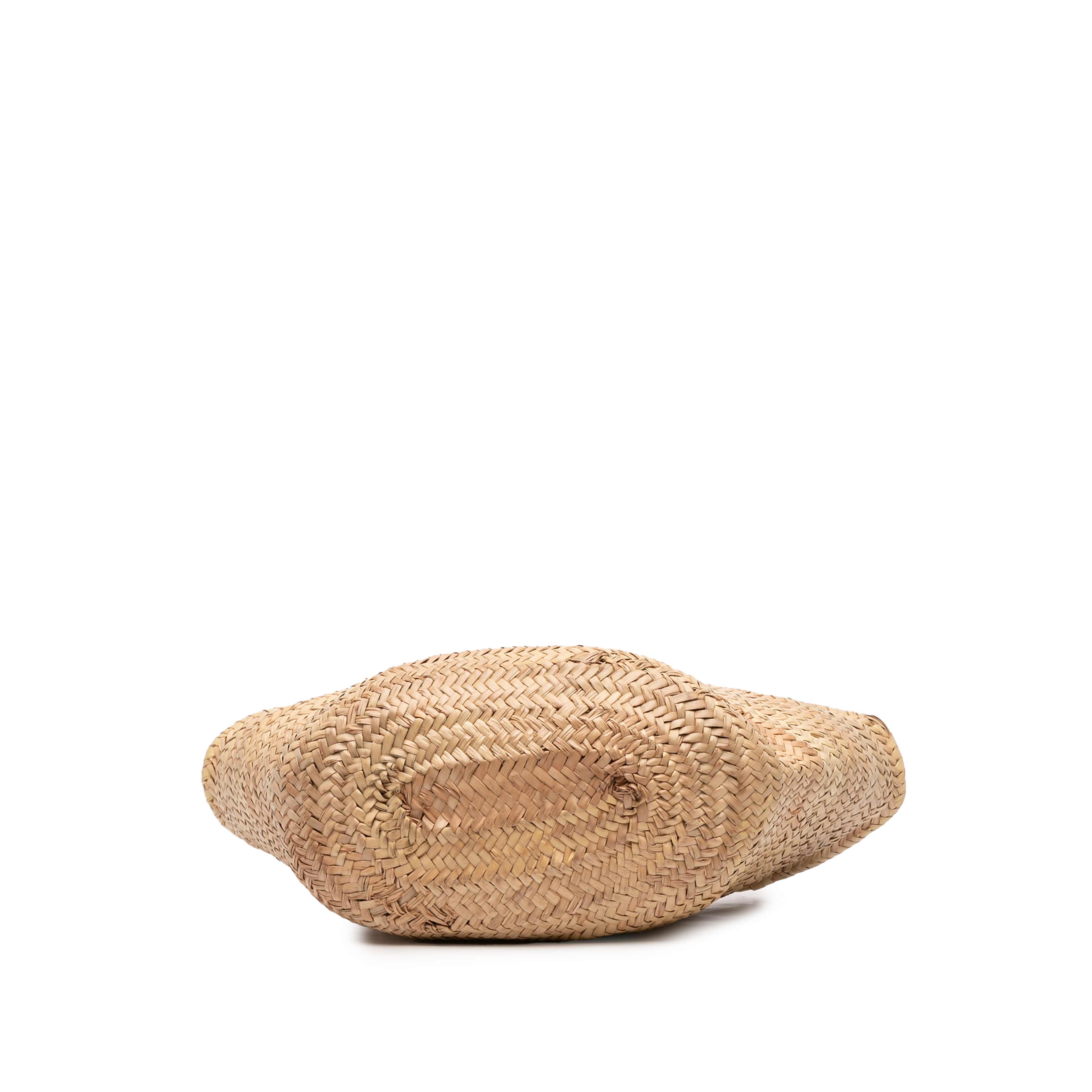 Celine Large Raffia Cuir Triomphe Classic Panier Tote, från Luxclusif, i färgen beige. Klicka för att öppna bilden i stort format