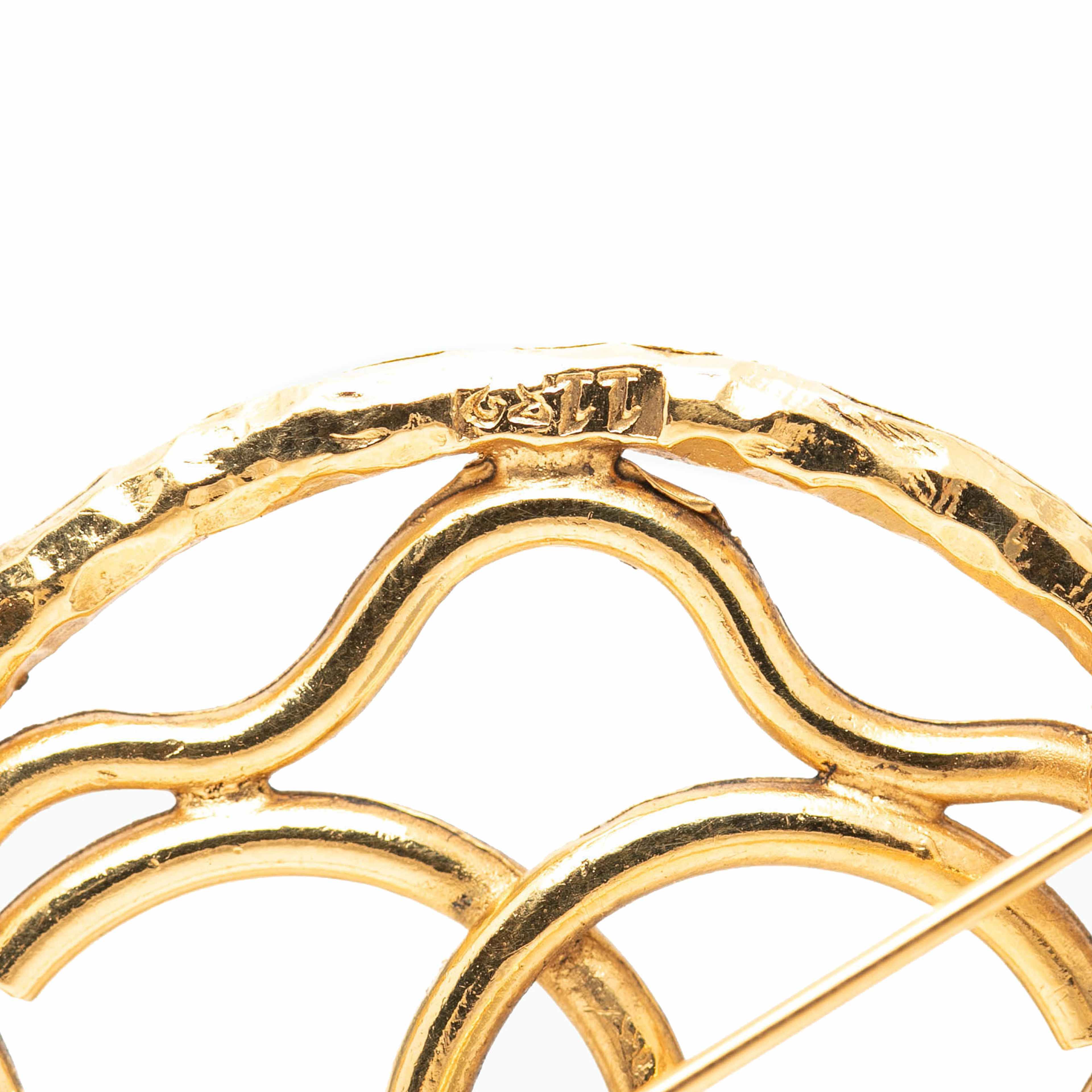Chanel Cc Gold Plated Round Brooch, från Luxclusif, i färgen guld. Klicka för att öppna bilden i stort format