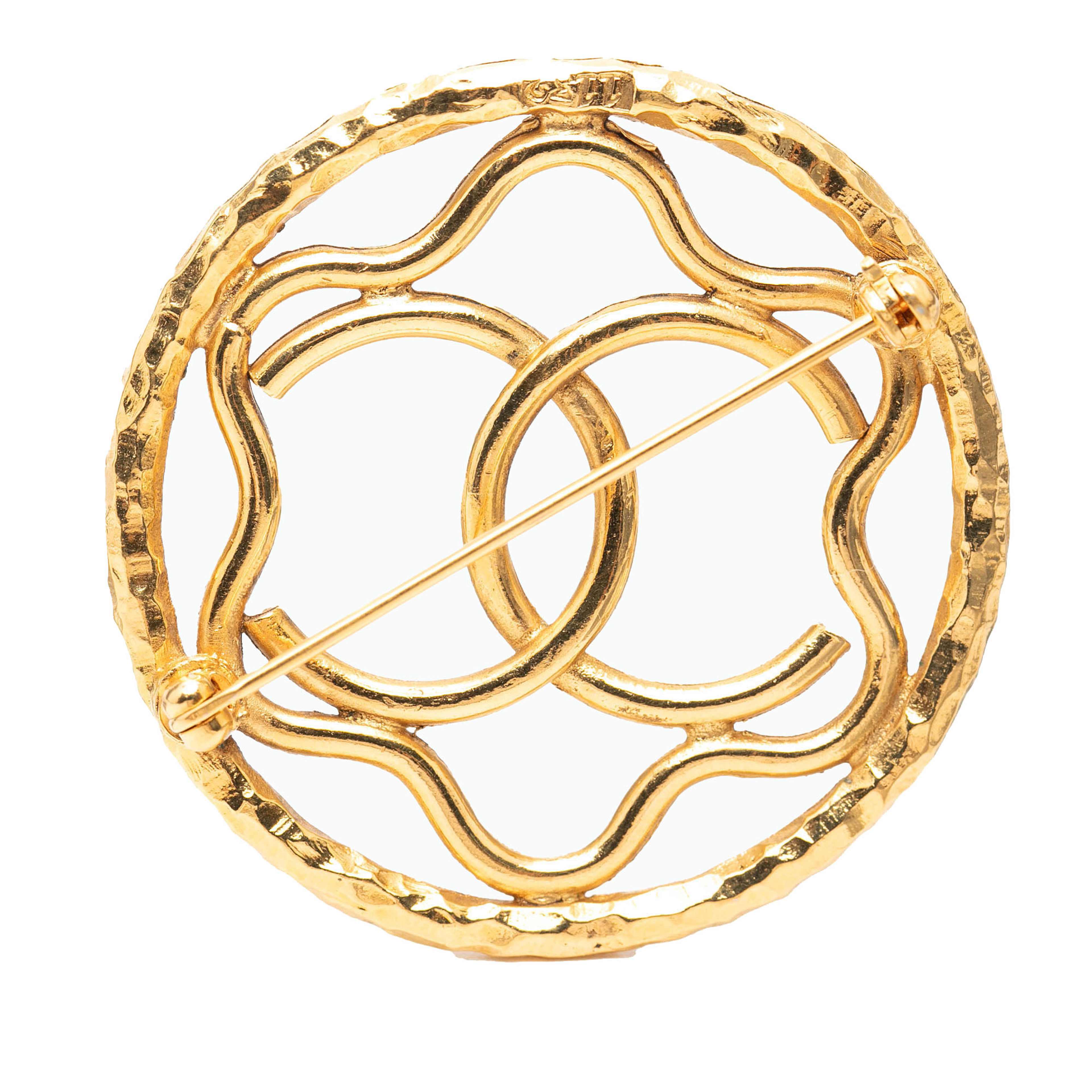 Chanel Cc Gold Plated Round Brooch, från Luxclusif, i färgen guld. Klicka för att öppna bilden i stort format