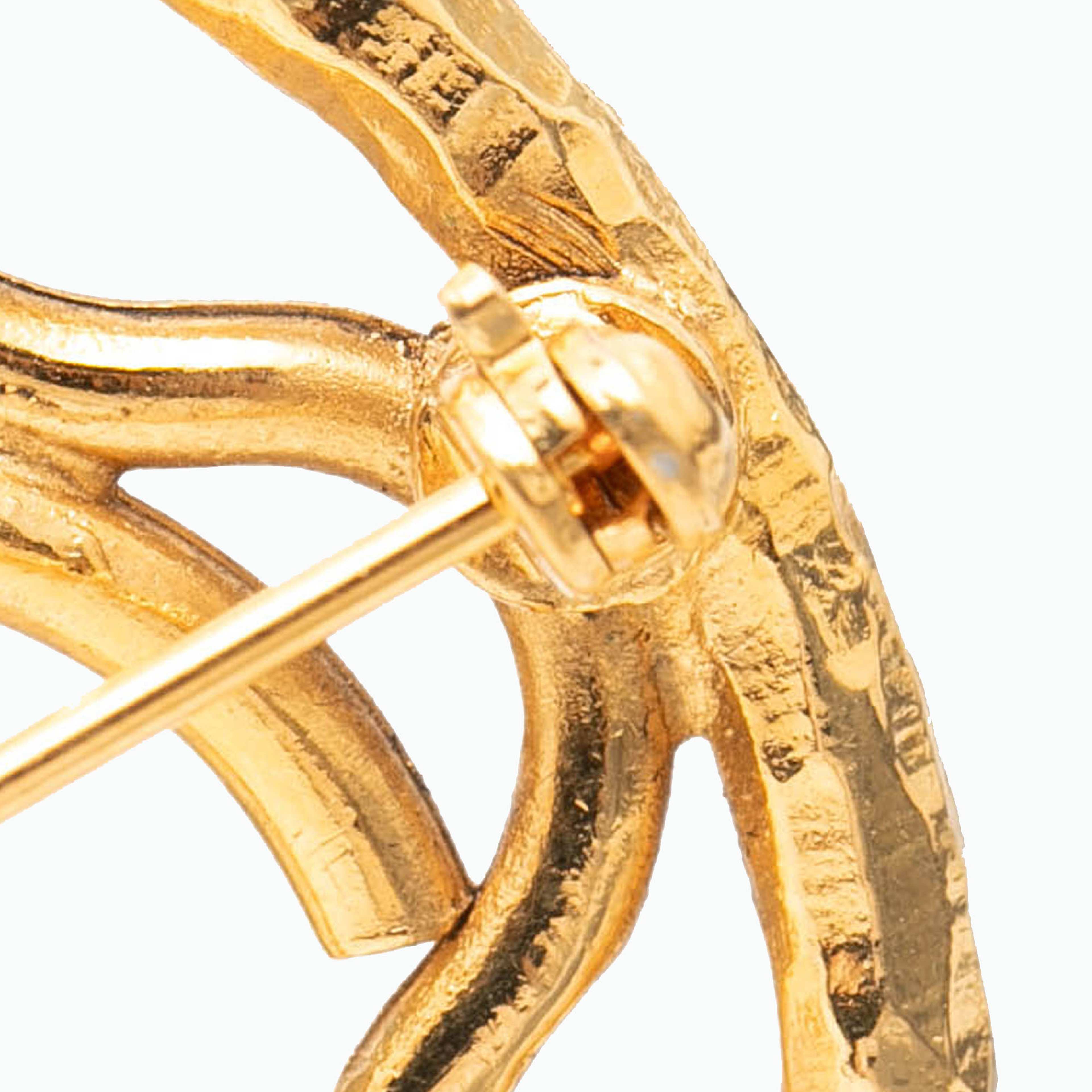 Chanel Cc Gold Plated Round Brooch, från Luxclusif, i färgen gold. Klicka för att öppna bilden i stort format