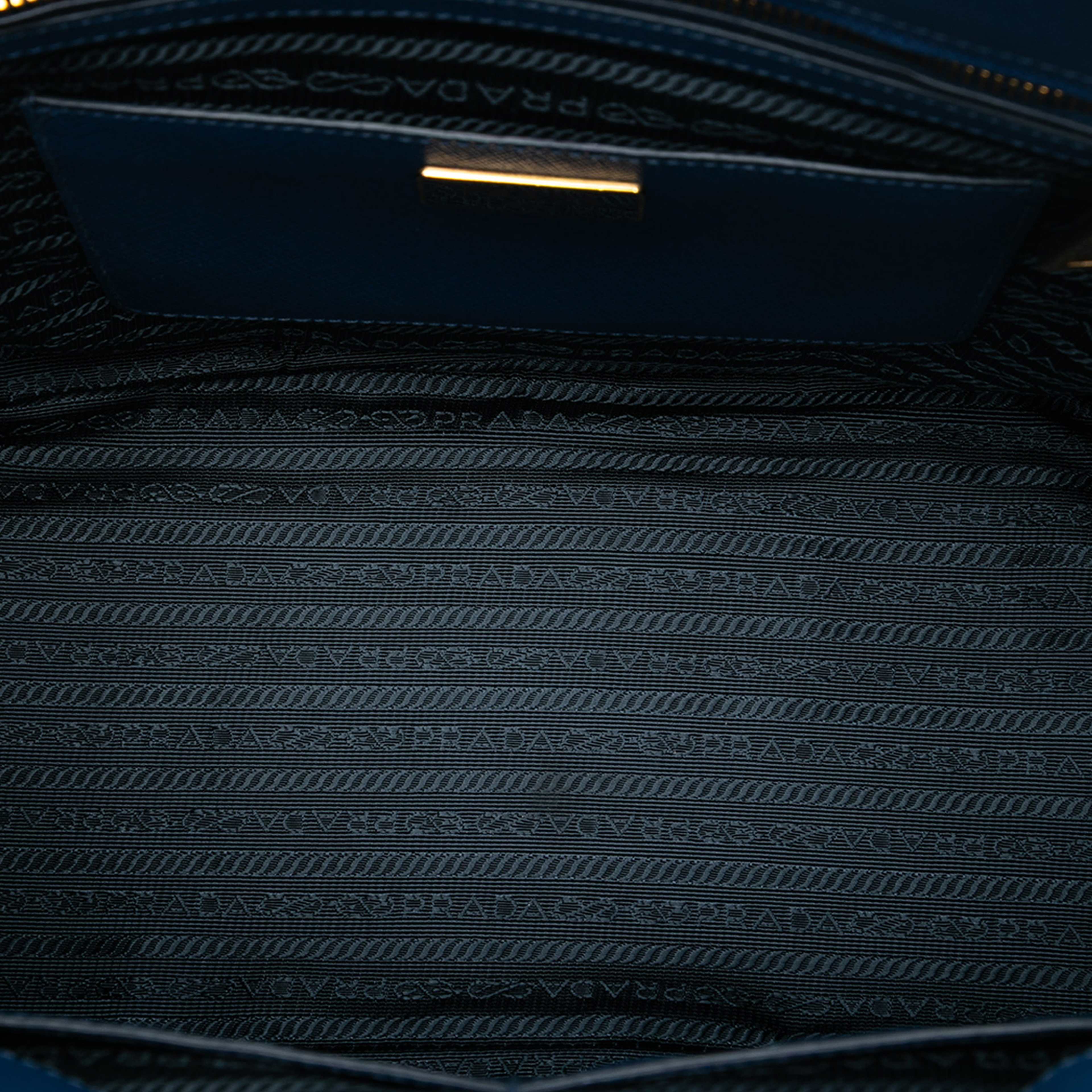 Prada Medium Saffiano Lux Galleria Double Zip Satchel, från Luxclusif, i färgen blue. Klicka för att öppna bilden i stort format