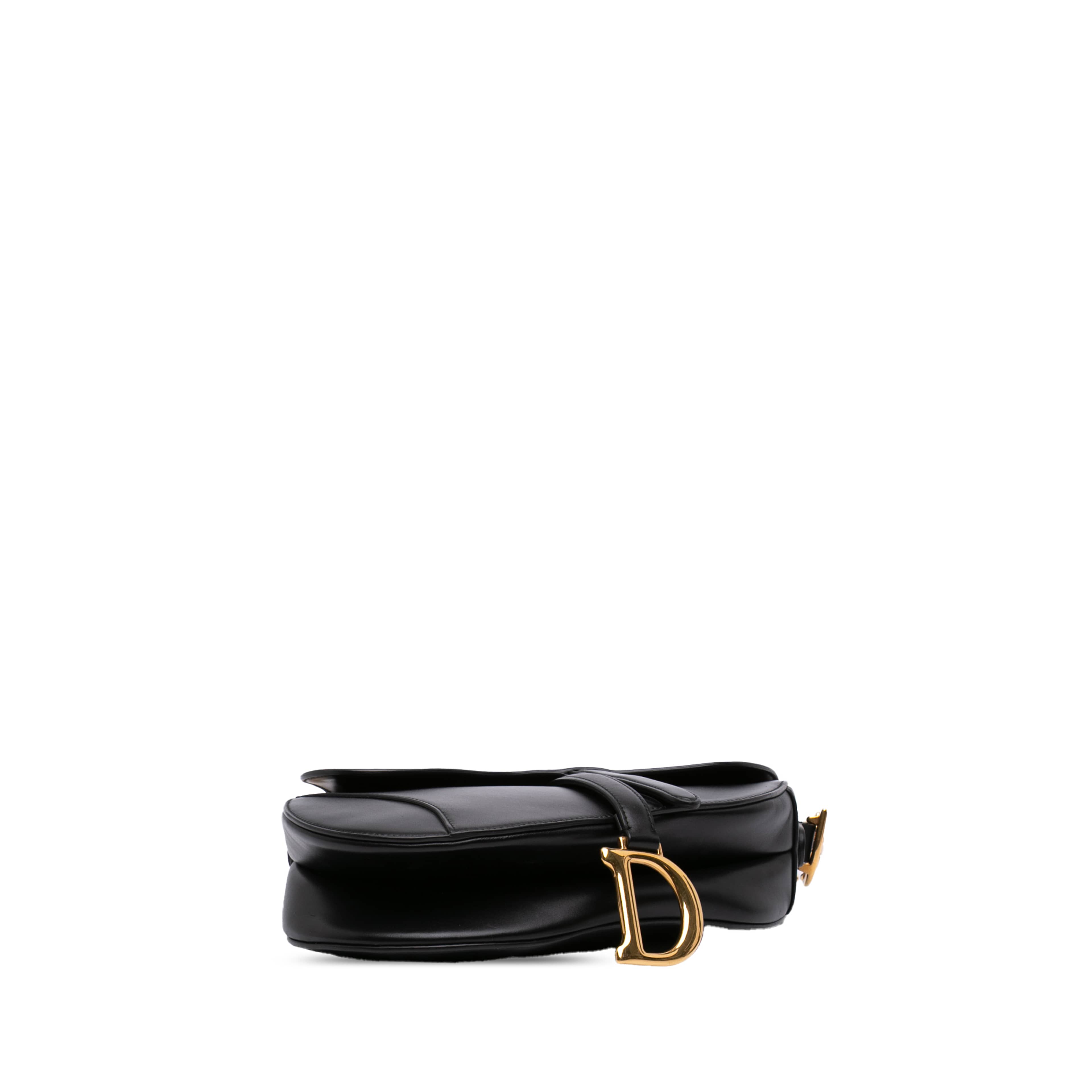 Dior Smooth Calfskin Saddle Bag, från Luxclusif, i färgen svart. Klicka för att öppna bilden i stort format