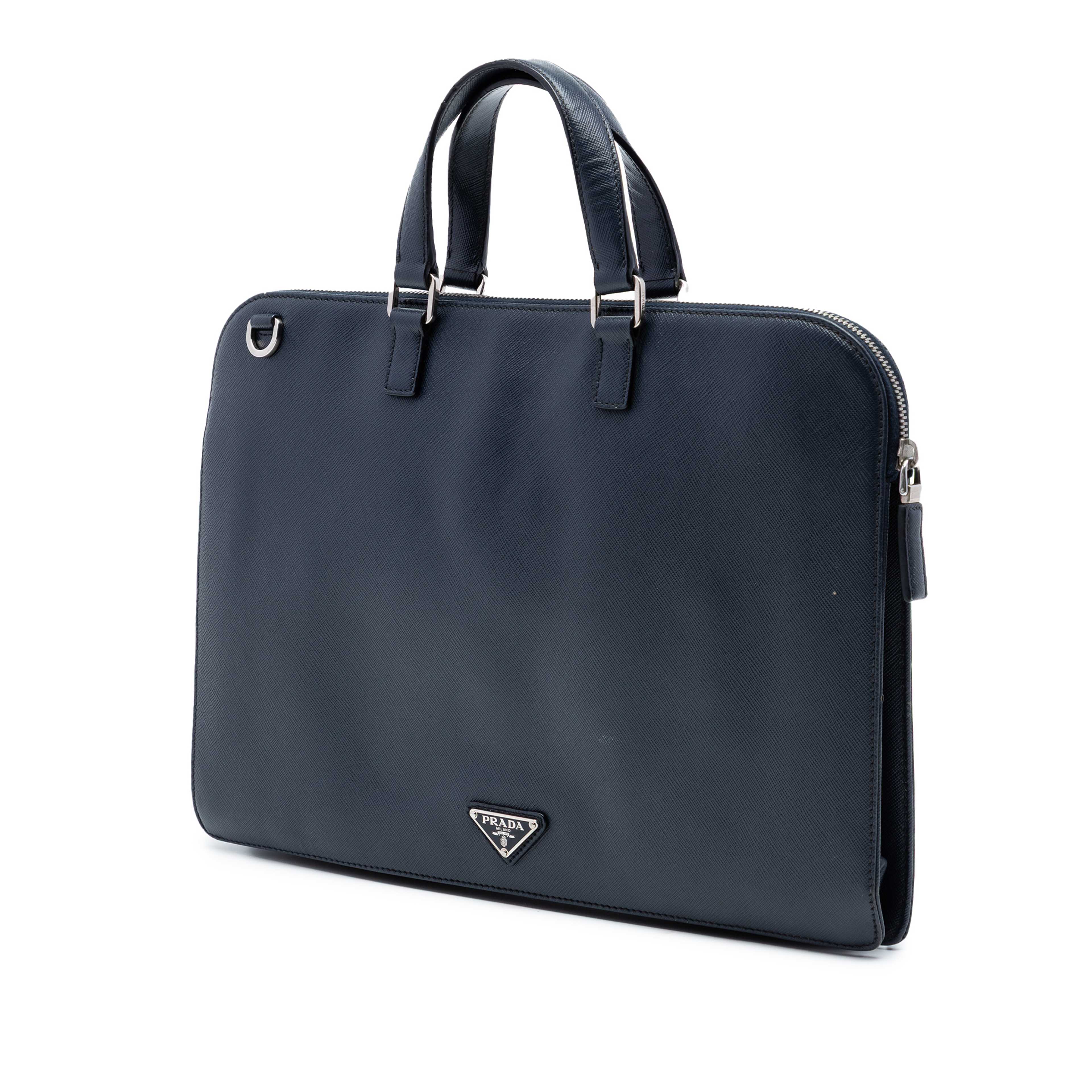 Prada Saffiano Briefcase, från Luxclusif, i färgen blå. Klicka för att öppna bilden i stort format