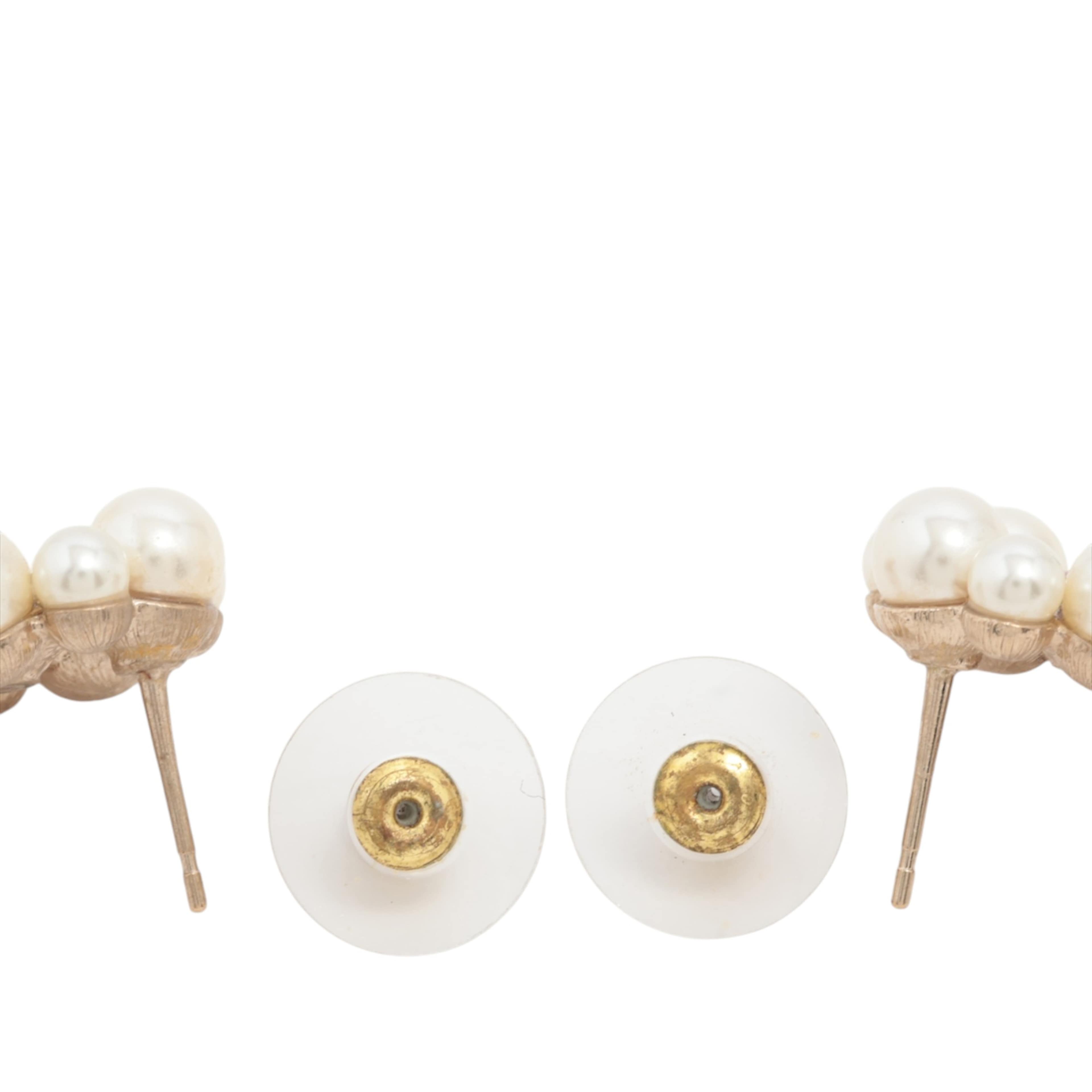 Chanel Cc Gold Plated Faux Pearl Strass Push Back Earrings, från Luxclusif, i färgen light gold. Klicka för att öppna bilden i stort format