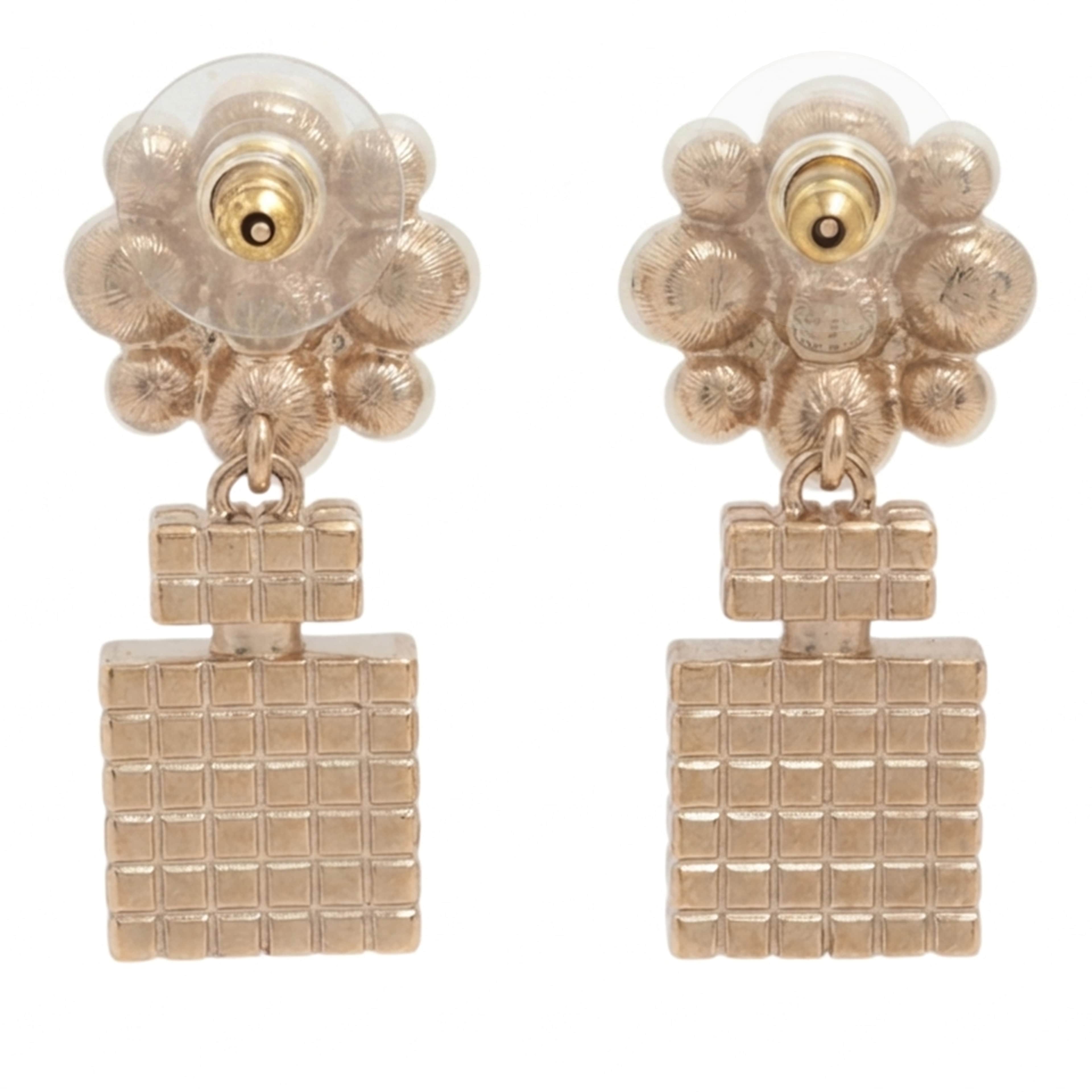 Chanel Cc Gold Plated Faux Pearl Strass Push Back Earrings, från Luxclusif, i färgen light gold. Klicka för att öppna bilden i stort format