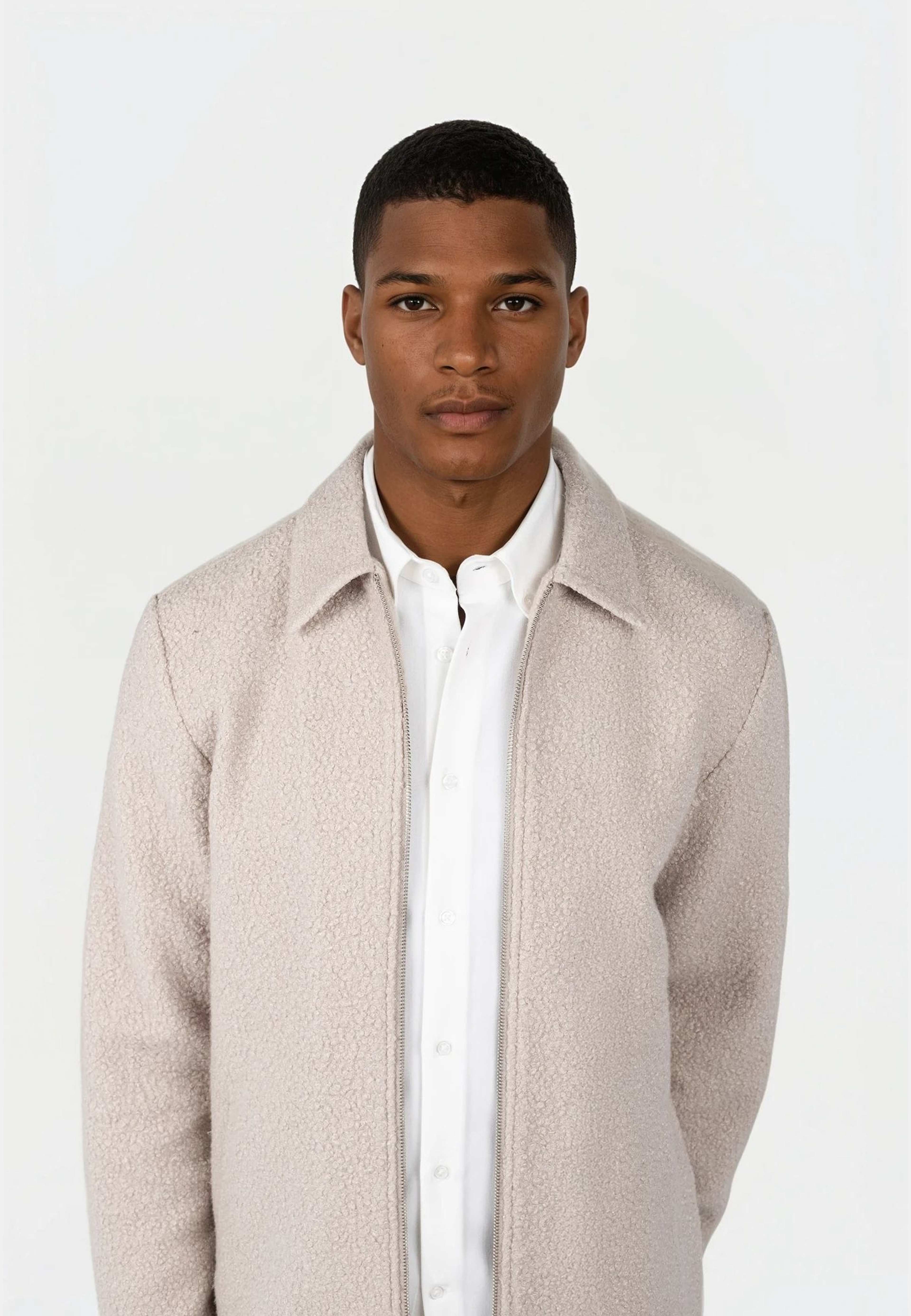 Fred Boucle Overshirt, från Ciszere, i färgen beige. Klicka för att öppna bilden i stort format