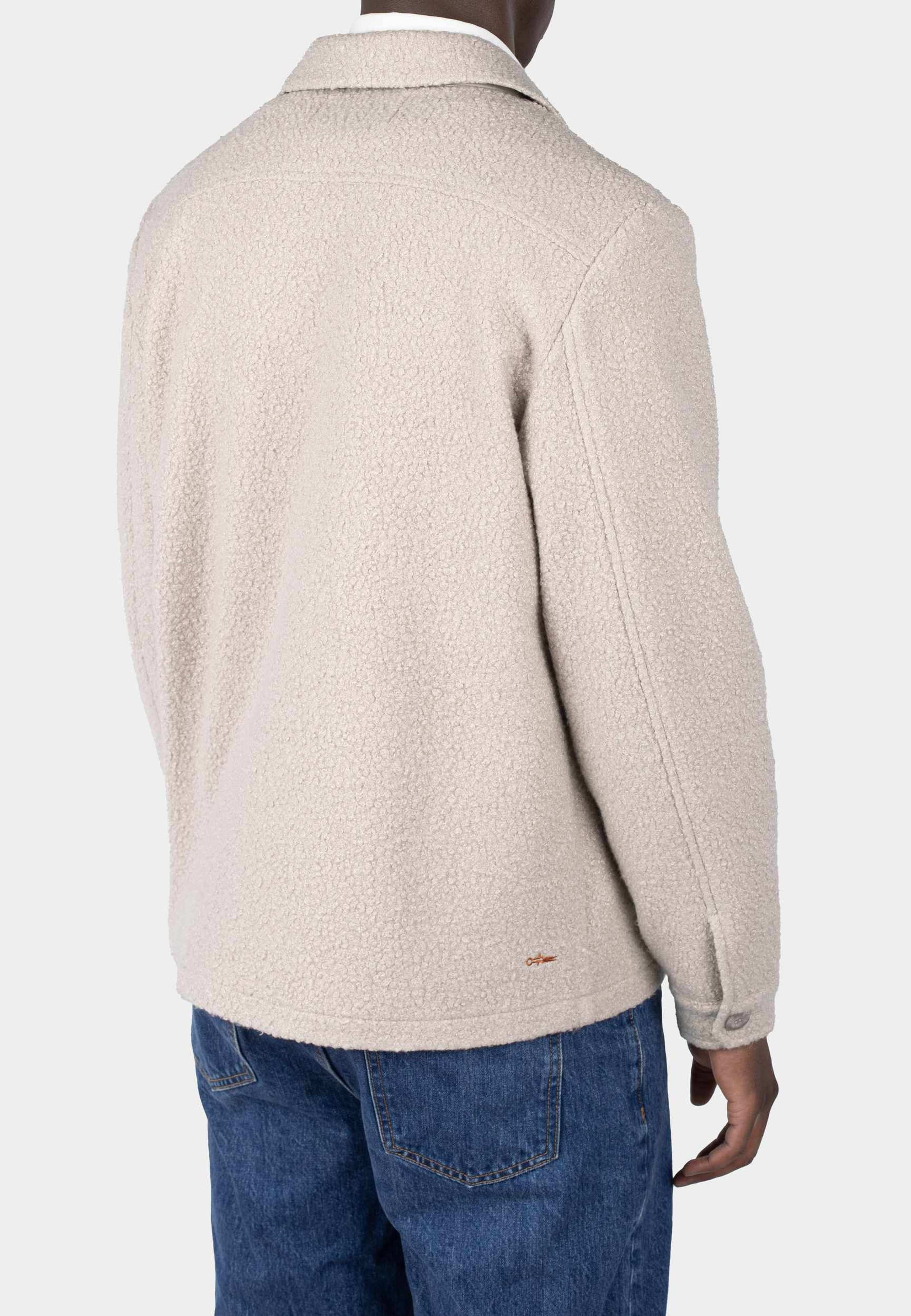 Fred Boucle Overshirt, från Ciszere, i färgen beige. Klicka för att öppna bilden i stort format