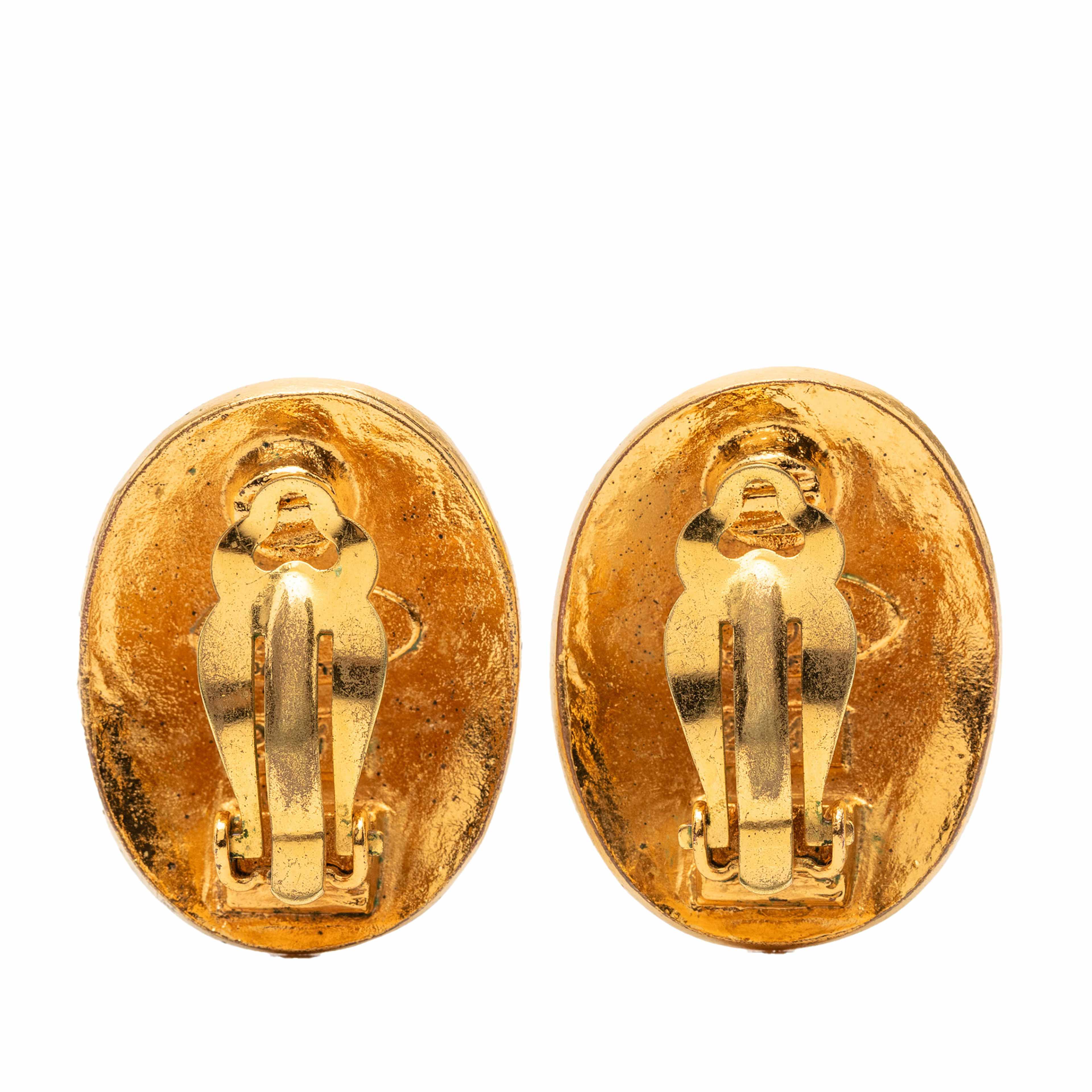 Chanel Cc Gold Plated Logo Oval Clip On Earrings, från Luxclusif, i färgen gold. Klicka för att öppna bilden i stort format