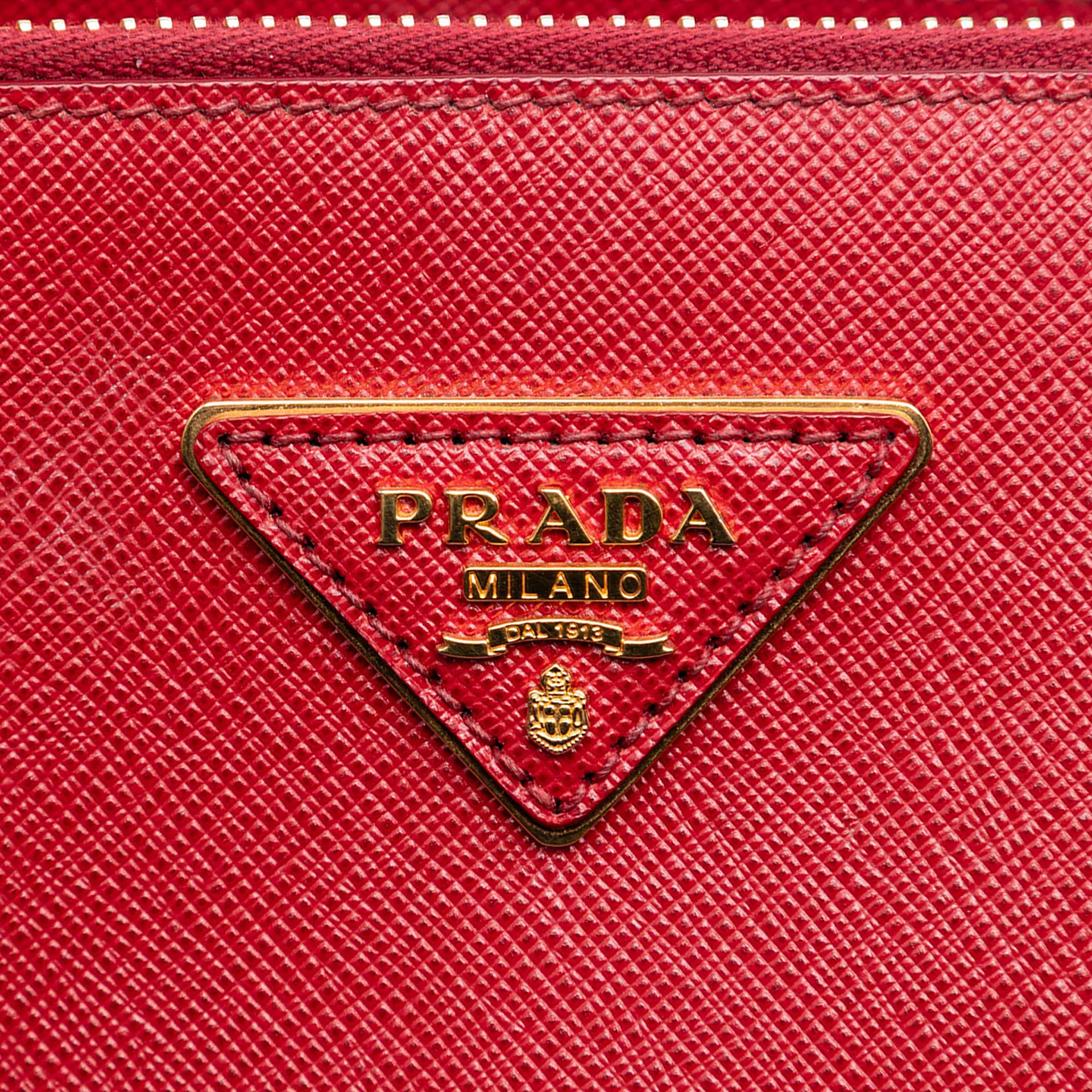 Prada Medium Saffiano Galleria Double Zip Satchel, från Luxclusif, i färgen red. Klicka för att öppna bilden i stort format