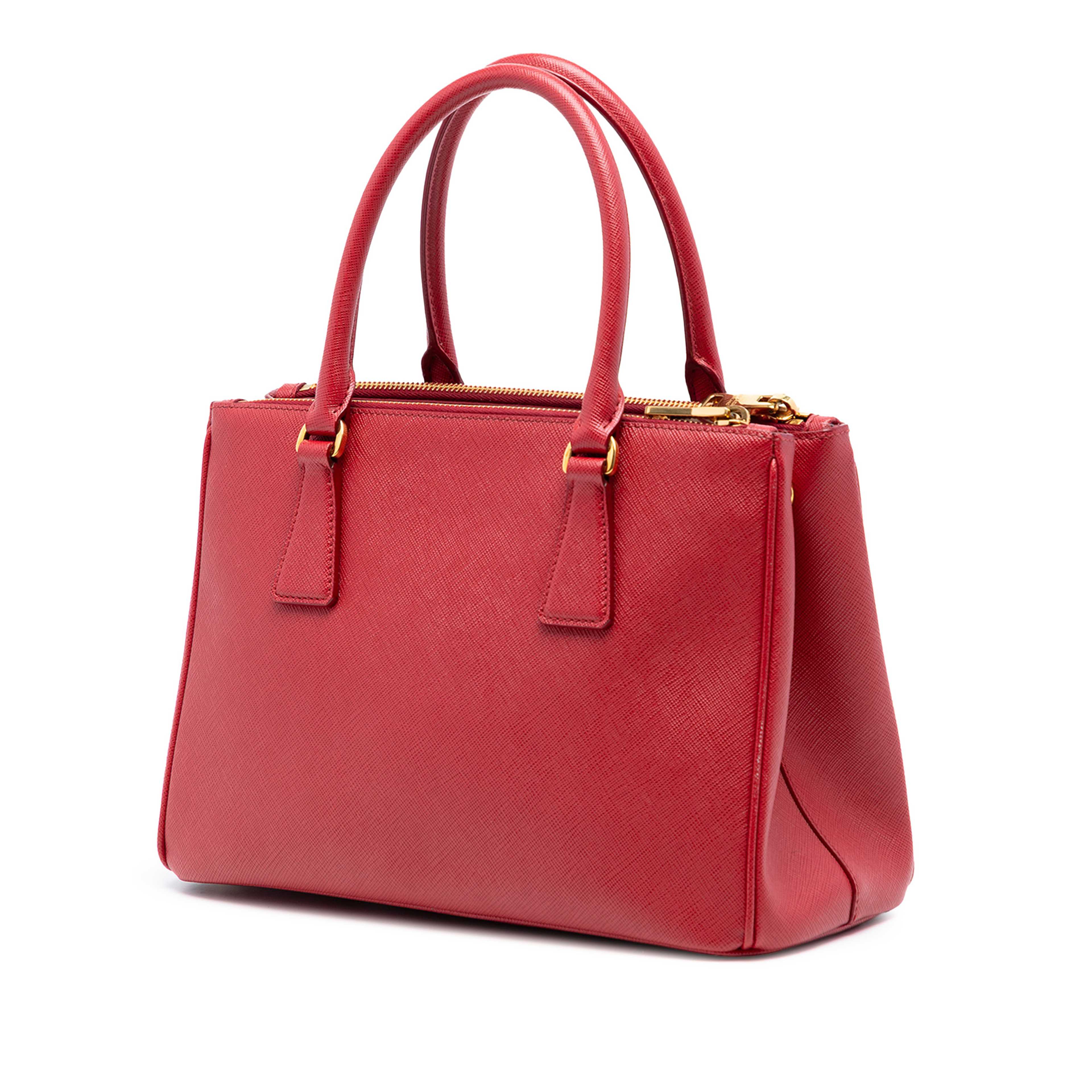 Prada Medium Saffiano Galleria Double Zip Satchel, från Luxclusif, i färgen red. Klicka för att öppna bilden i stort format