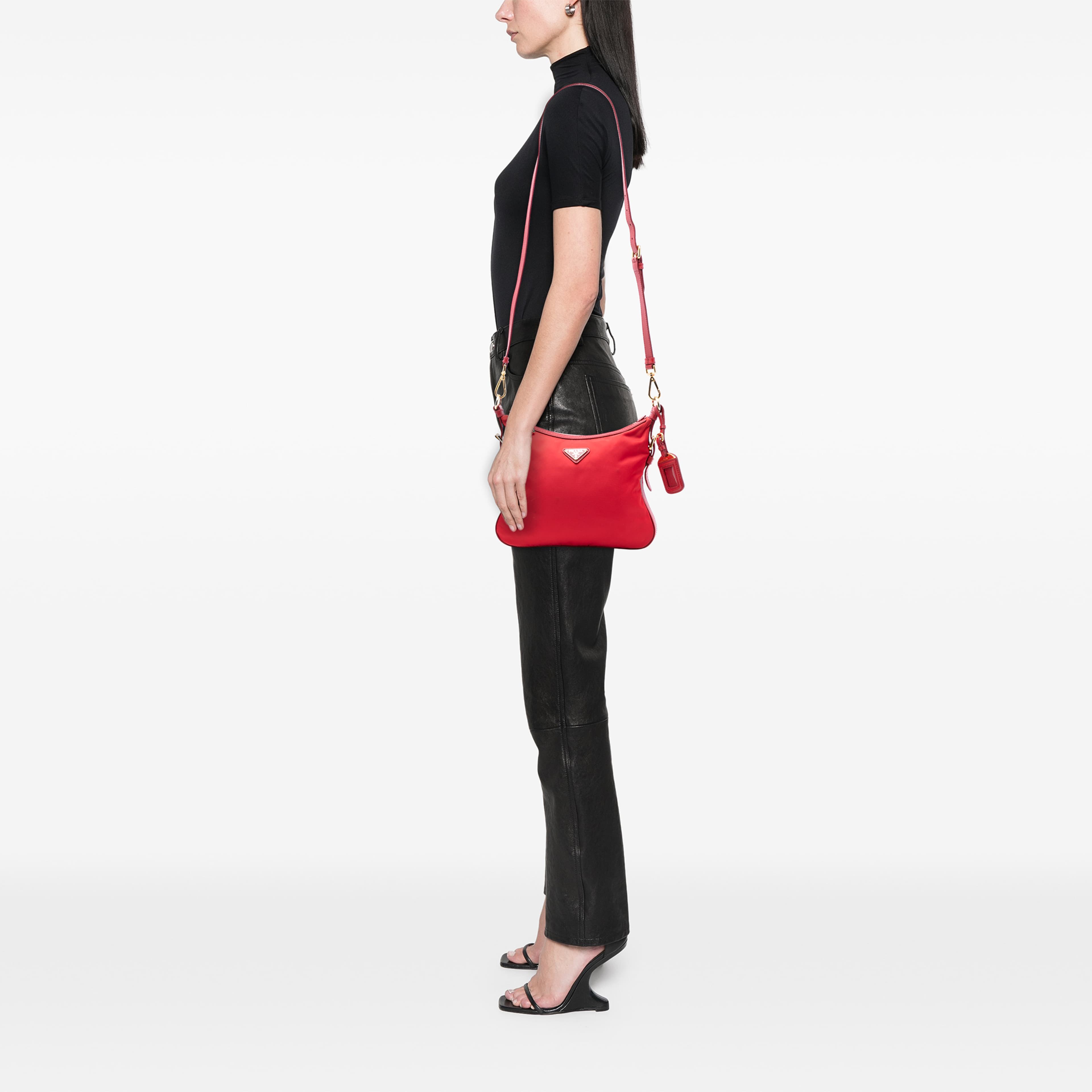 Prada Saffiano Trimmed Tessuto Zip Top Crossbody, från Luxclusif, i färgen röd. Klicka för att öppna bilden i stort format