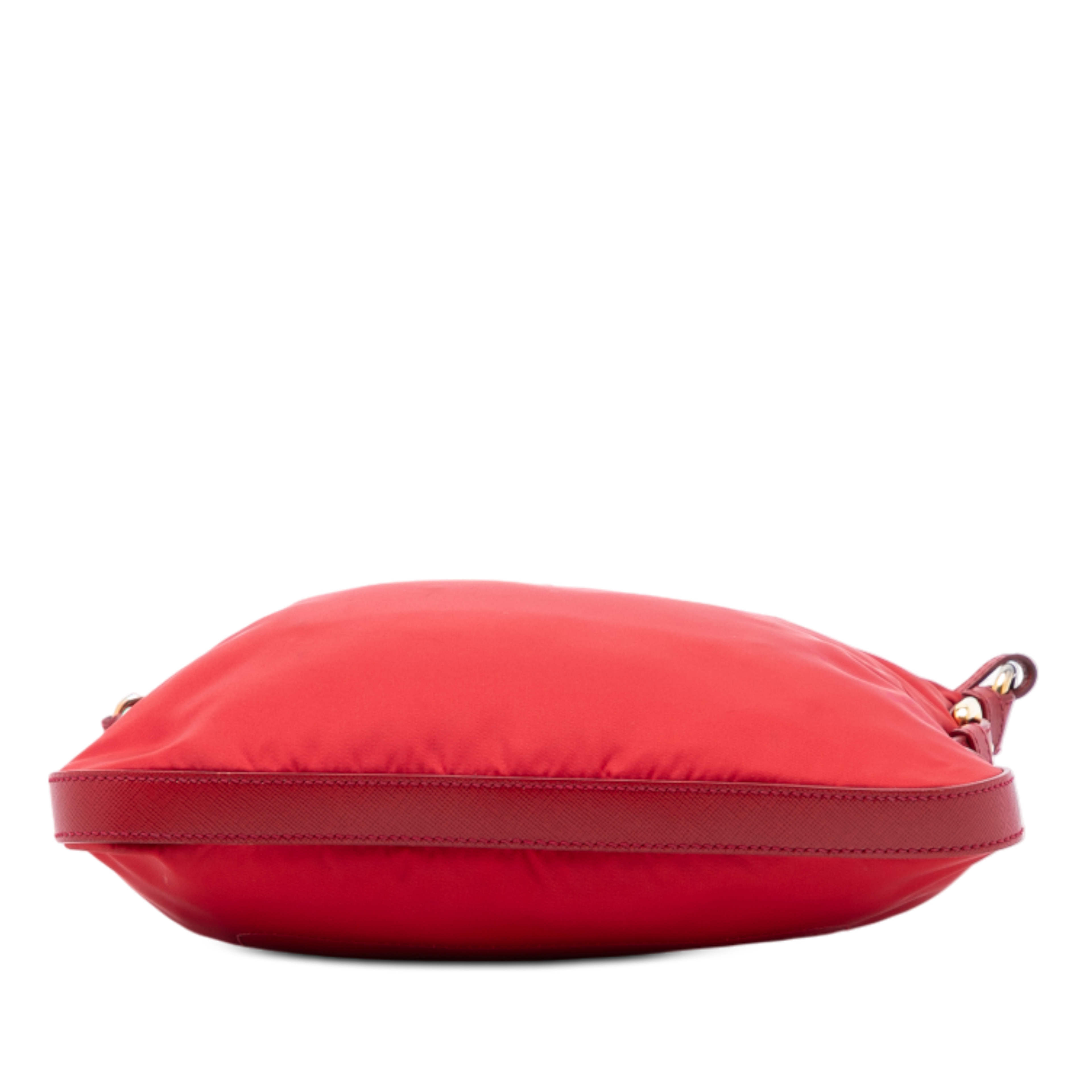 Prada Saffiano Trimmed Tessuto Zip Top Crossbody, från Luxclusif, i färgen röd. Klicka för att öppna bilden i stort format