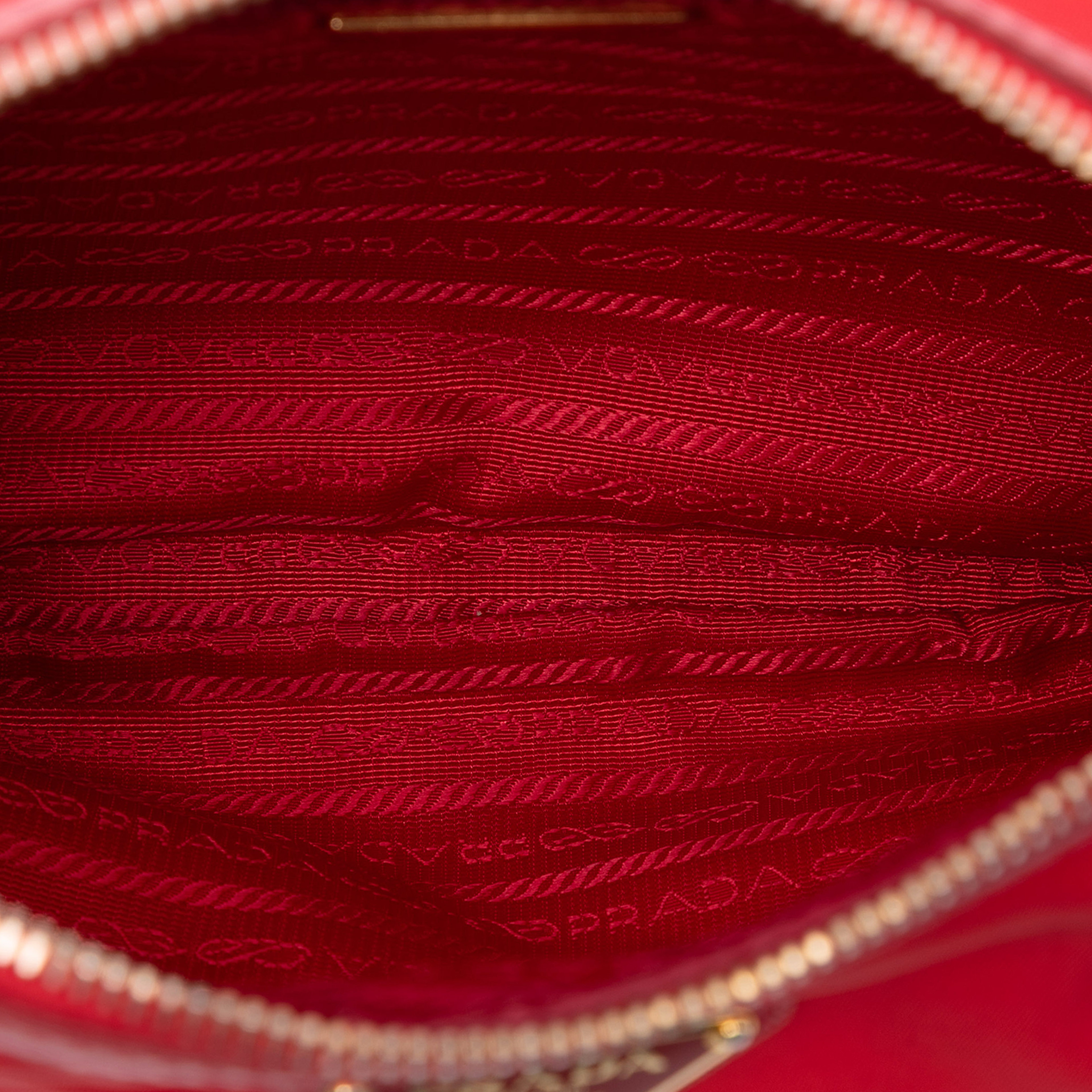 Prada Saffiano Trimmed Tessuto Zip Top Crossbody, från Luxclusif, i färgen red. Klicka för att öppna bilden i stort format