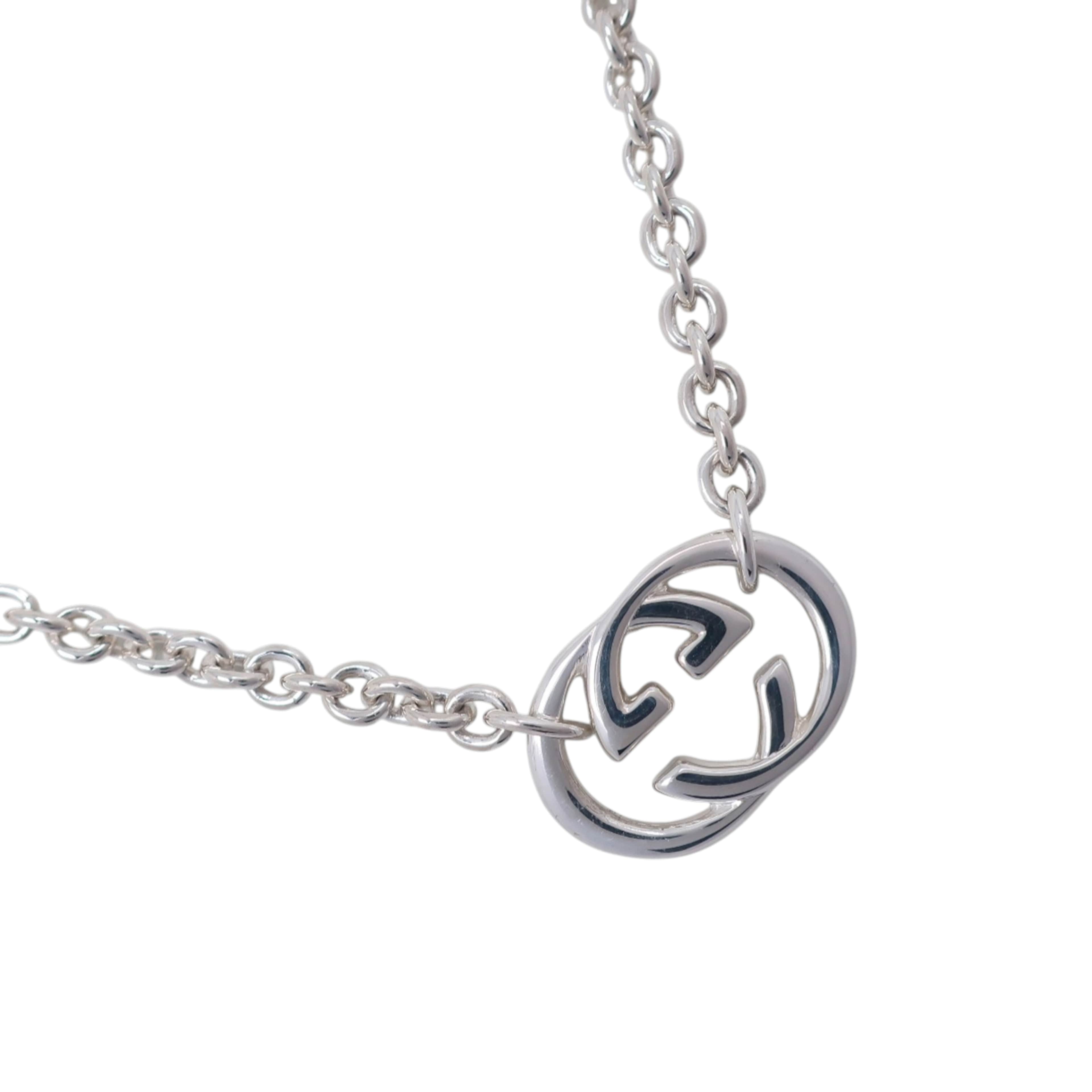 Gucci Sterling Silver Interlocking G Pendant Necklace, från Luxclusif, i färgen silver. Klicka för att öppna bilden i stort format