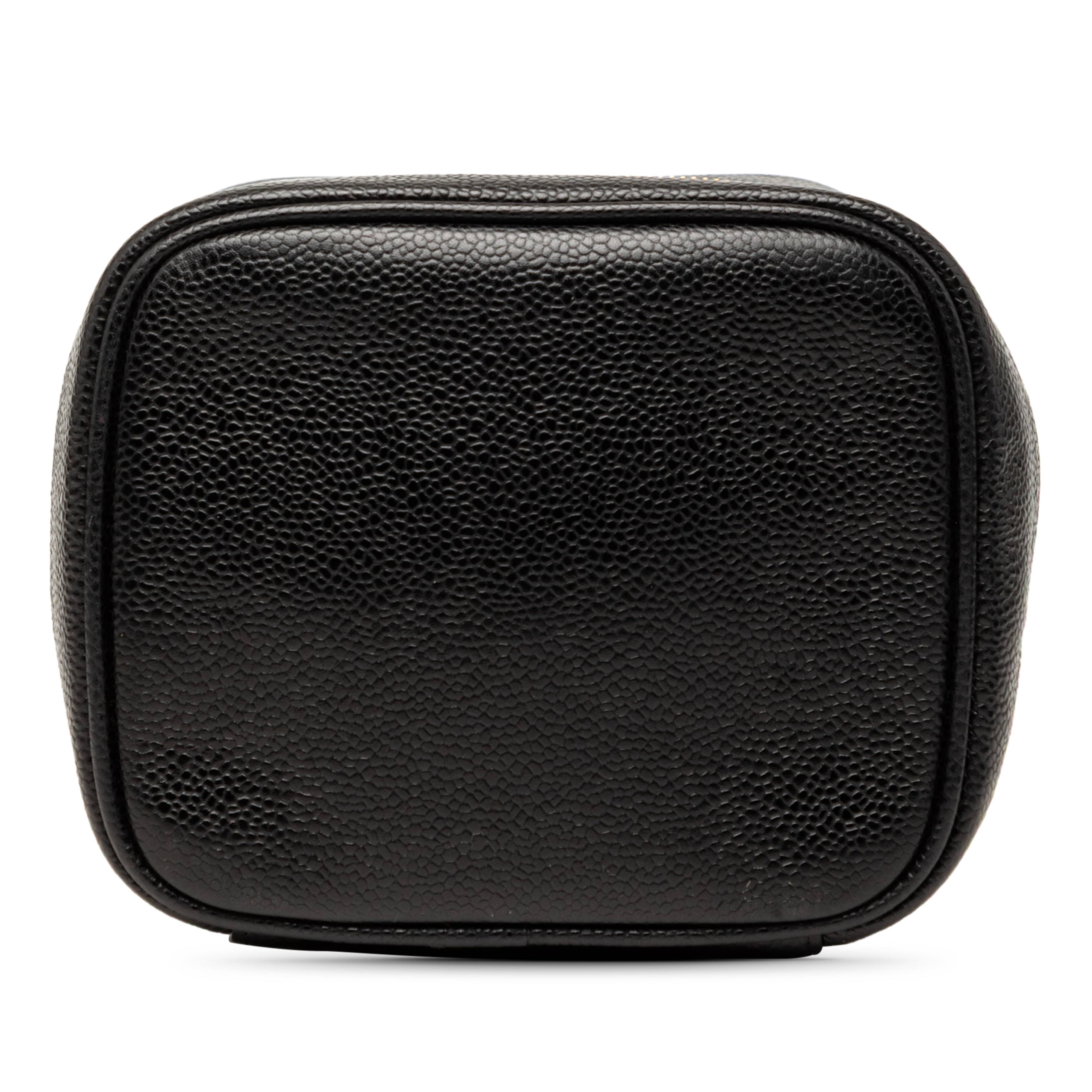 Chanel Cc Caviar Vanity Bag, från Luxclusif, i färgen black. Klicka för att öppna bilden i stort format