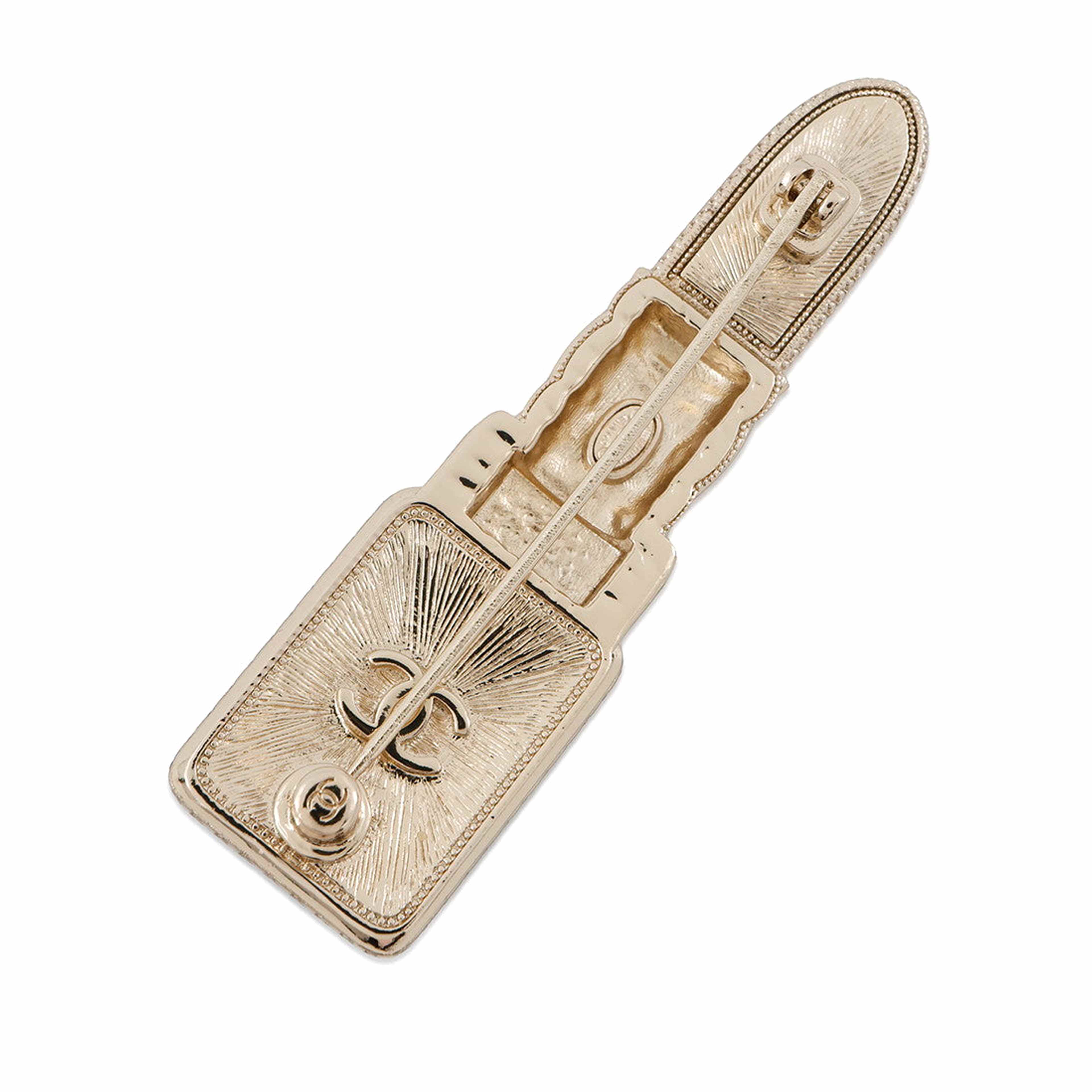 Chanel Gold Plated Resin Crystal Lipstick Brooch, från Luxclusif, i färgen gold. Klicka för att öppna bilden i stort format