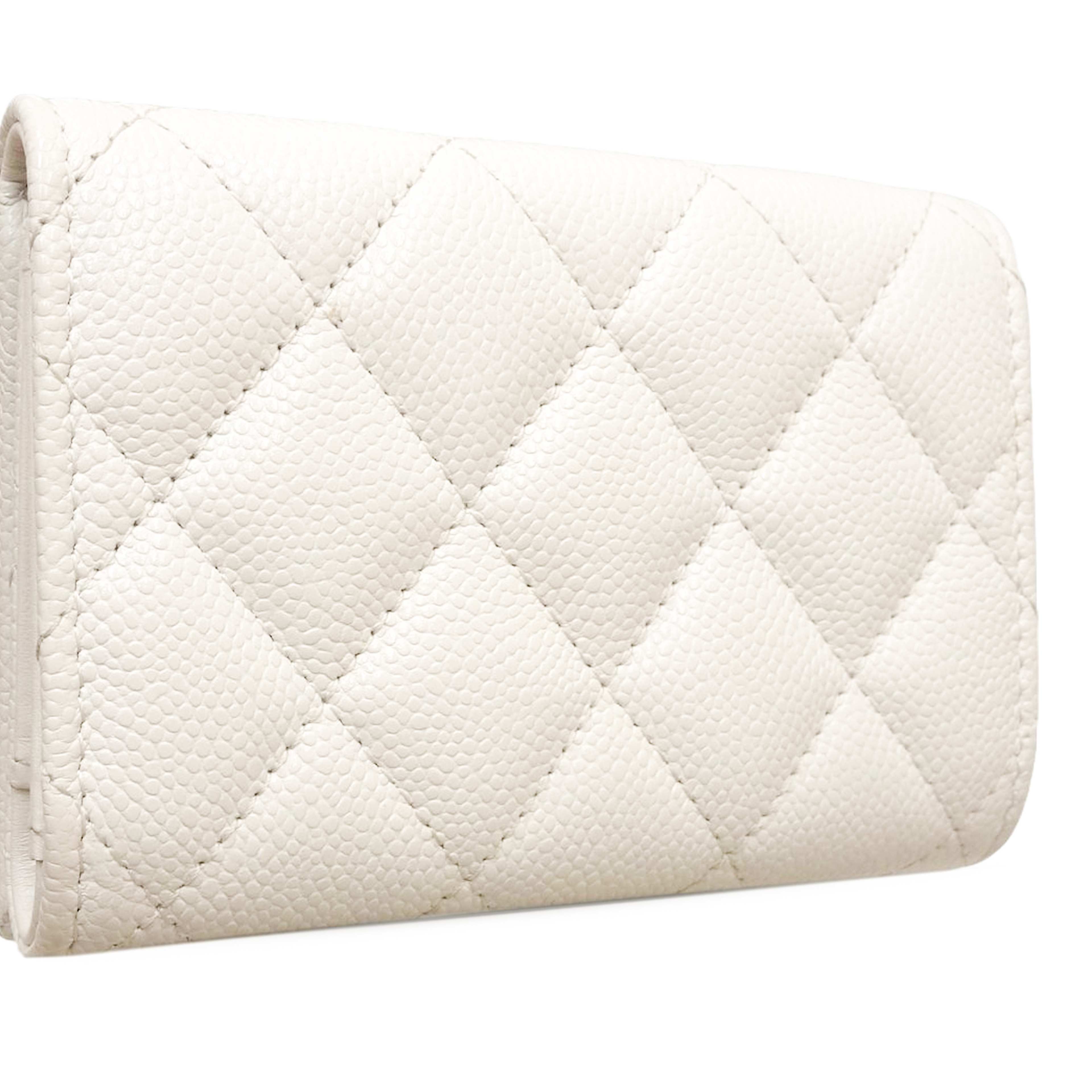 Chanel Cc Quilted Caviar Flap Card Holder Wallet, från Luxclusif, i färgen white. Klicka för att öppna bilden i stort format