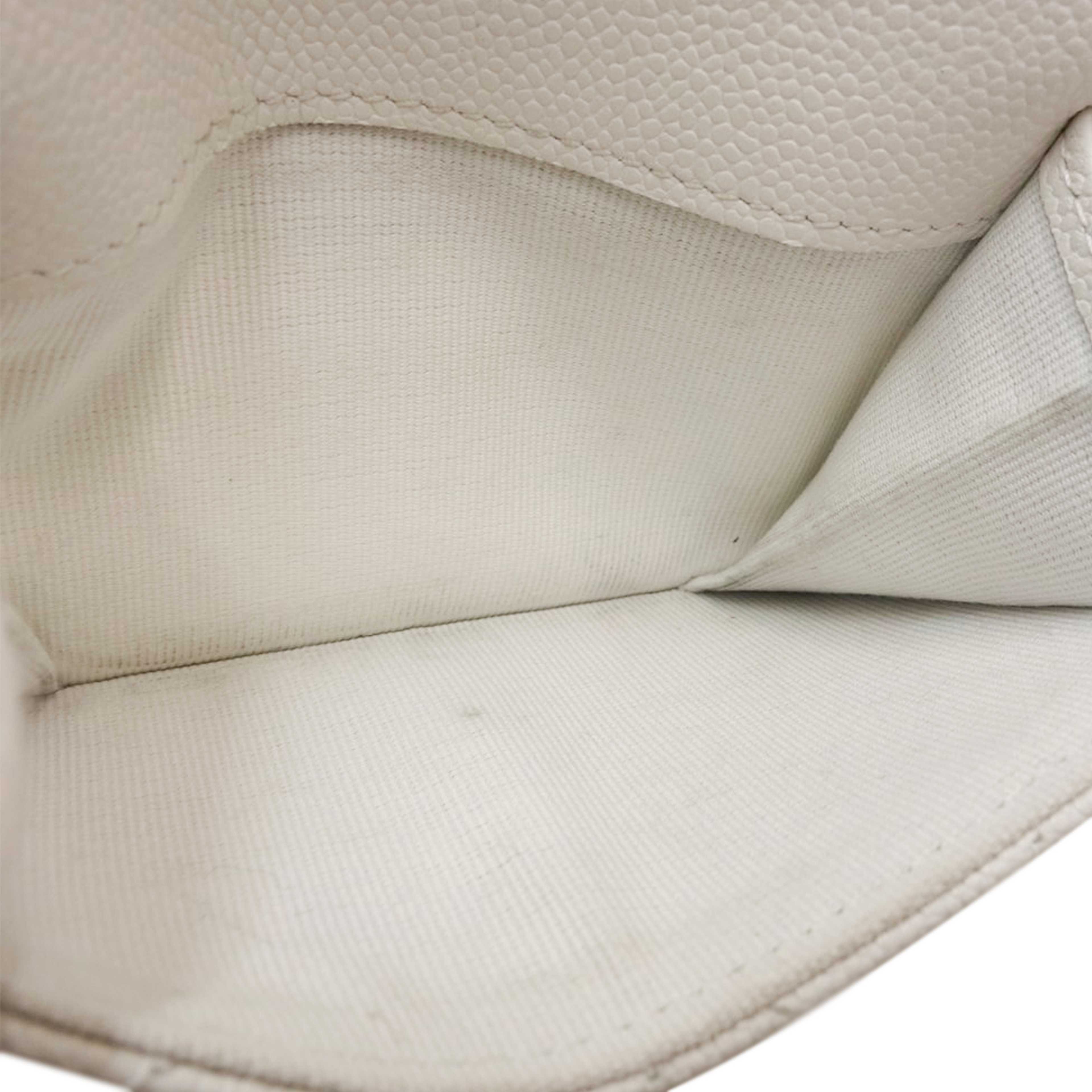 Chanel Cc Quilted Caviar Flap Card Holder Wallet, från Luxclusif, i färgen white. Klicka för att öppna bilden i stort format