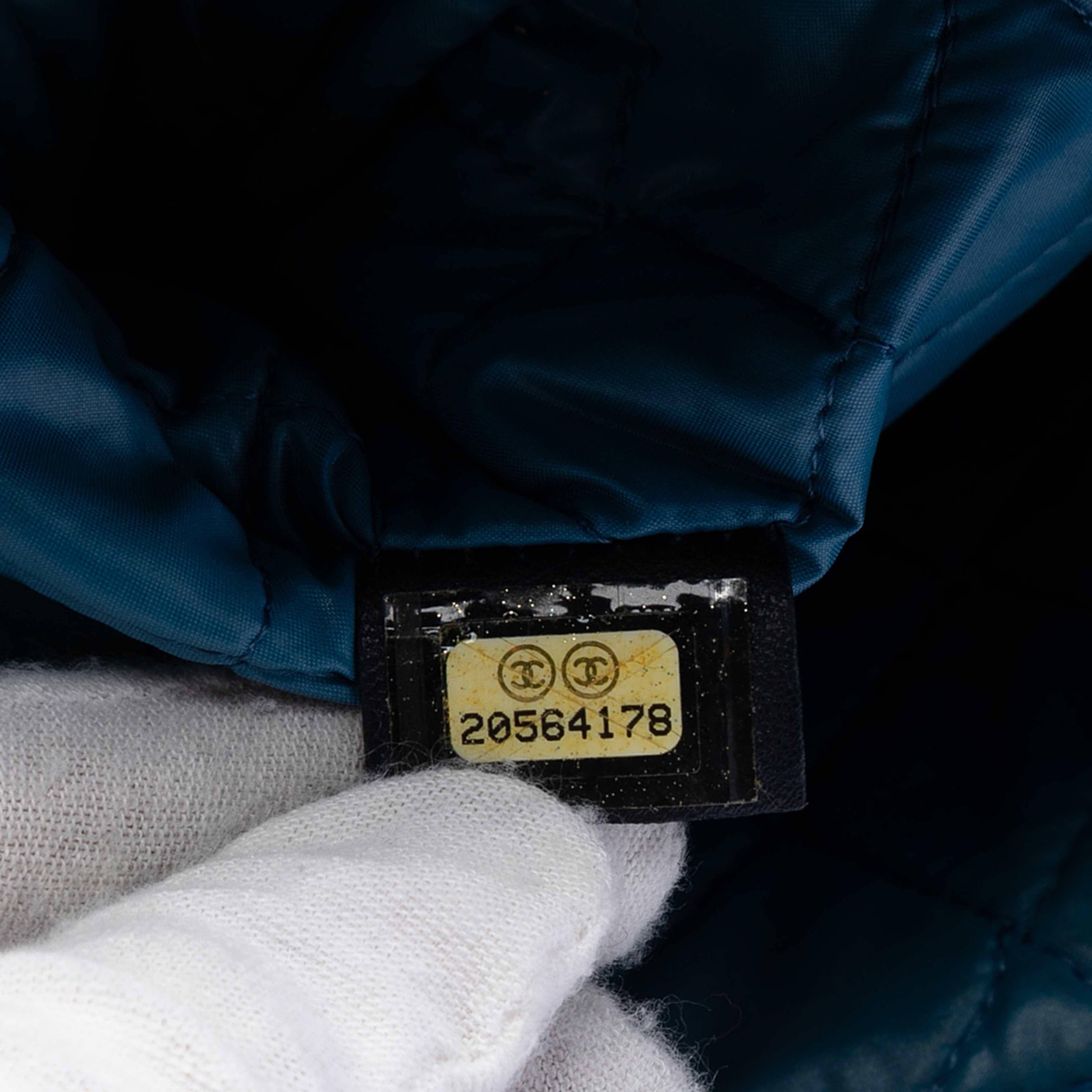 Chanel Paris Dubai Large Printed Lambskin Cosmetic Case, från Luxclusif, i färgen multi. Klicka för att öppna bilden i stort format