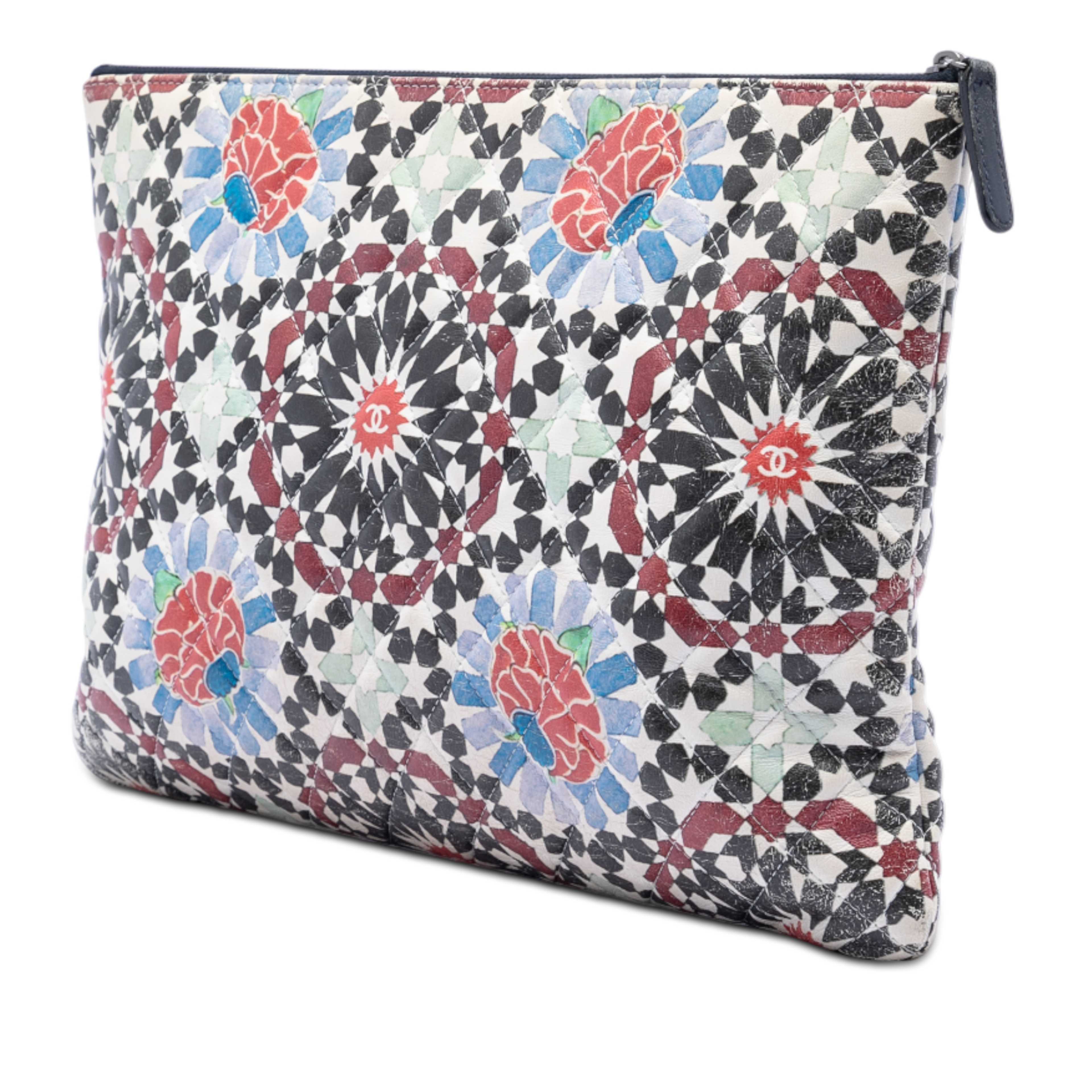 Chanel Paris Dubai Large Printed Lambskin Cosmetic Case, från Luxclusif, i färgen multi. Klicka för att öppna bilden i stort format