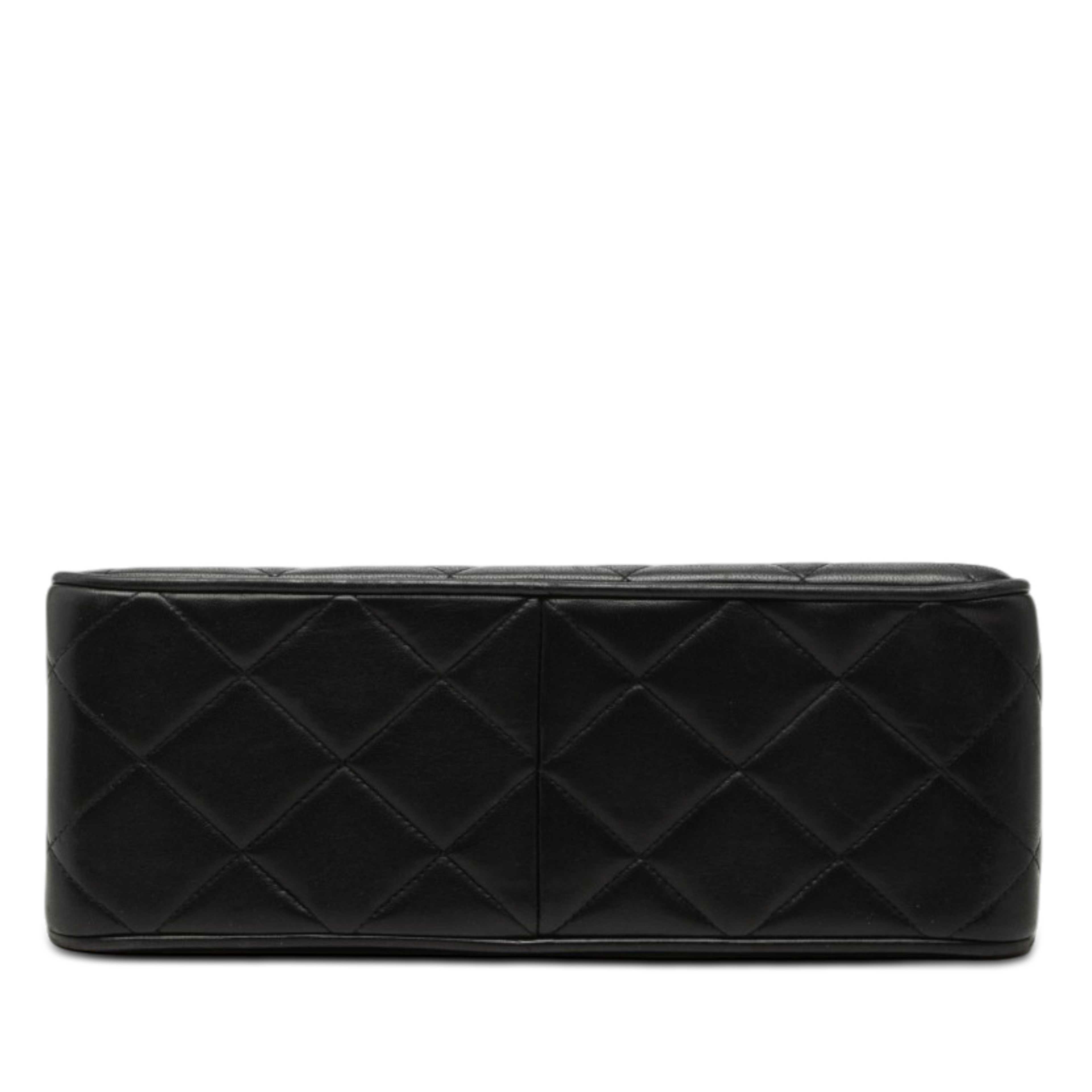 Chanel Xl Cc Quilted Lambskin Square Single Flap, från Luxclusif, i färgen black. Klicka för att öppna bilden i stort format
