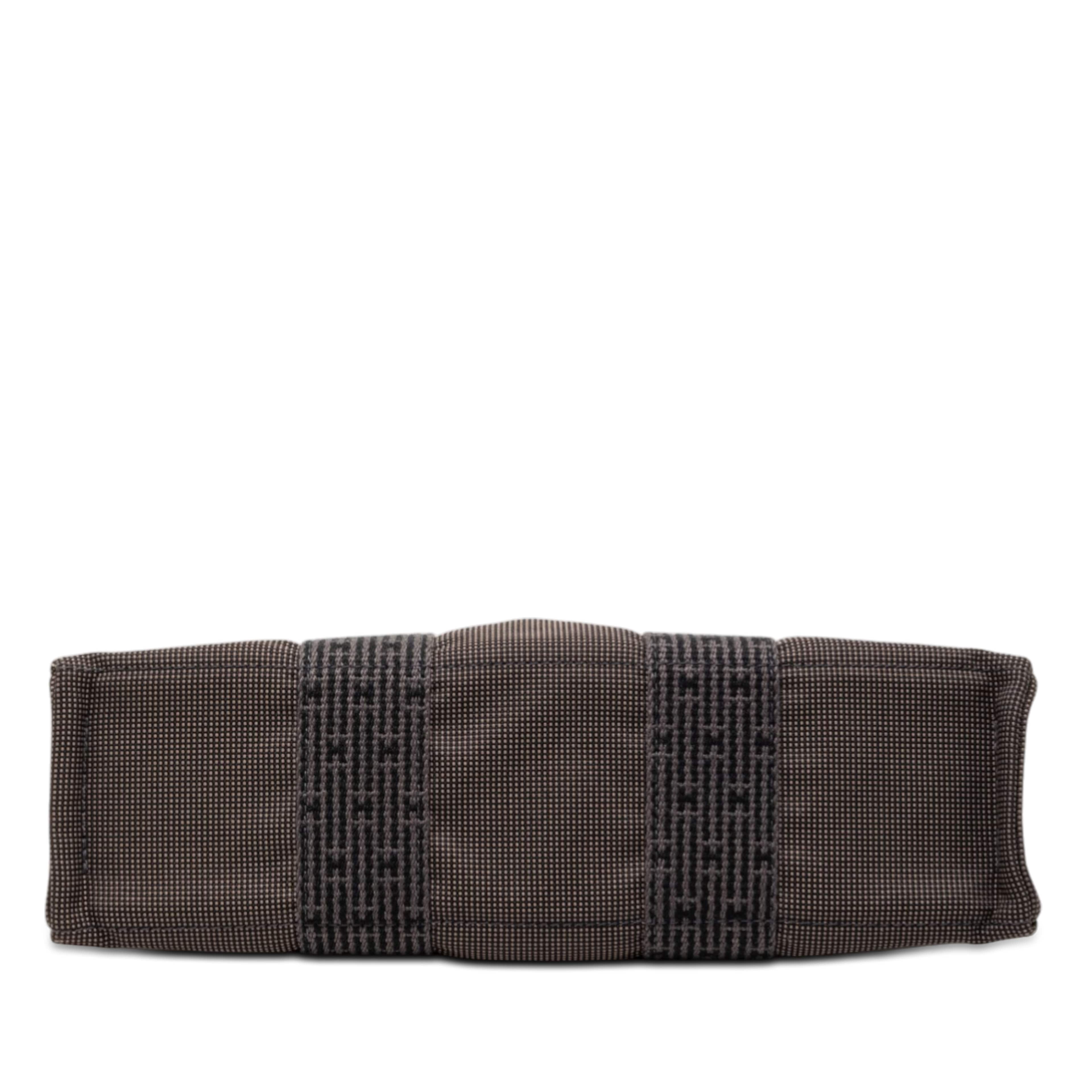 Hermès Canvas Herline Pm, från Luxclusif, i färgen dark gray. Klicka för att öppna bilden i stort format