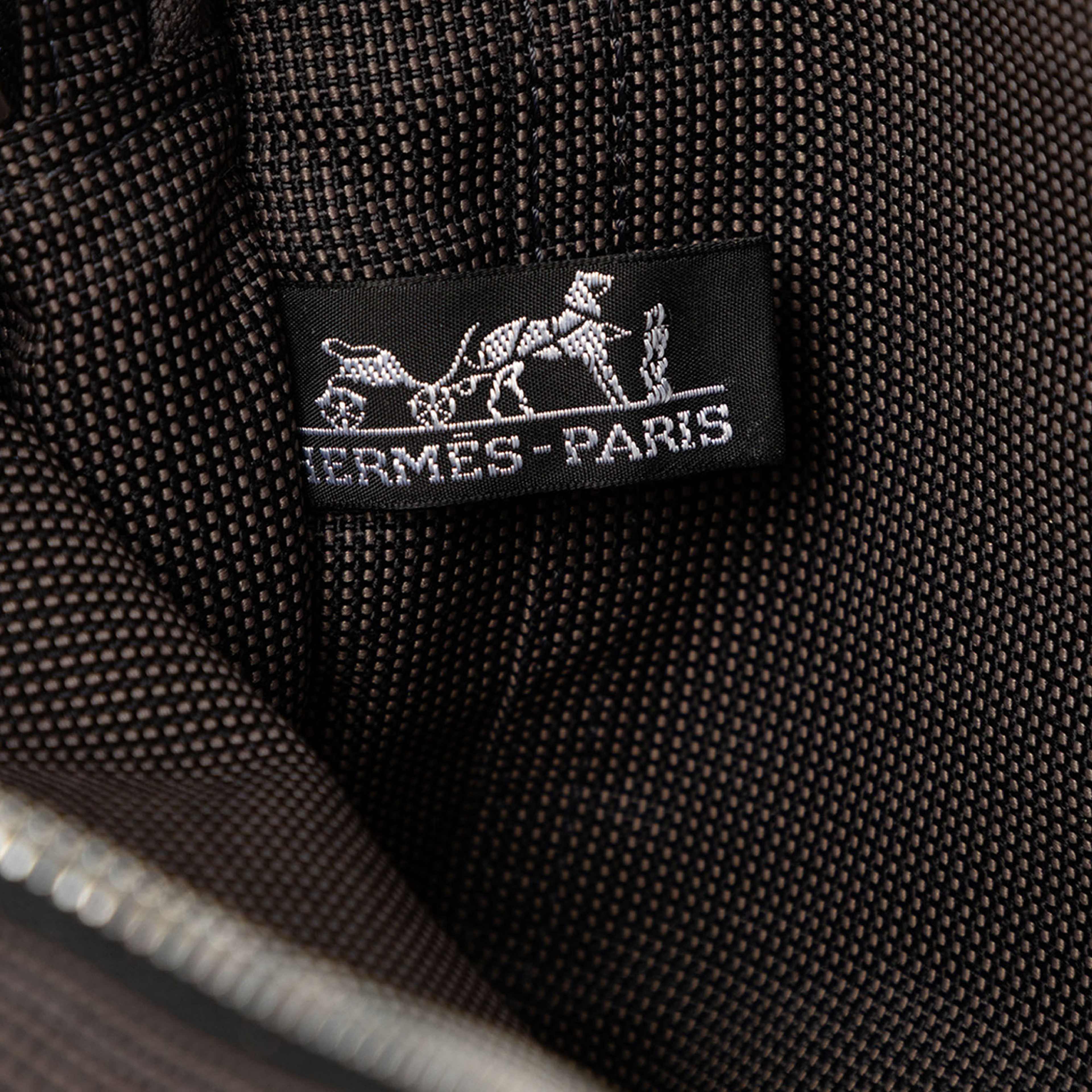 Hermès Canvas Herline Pm, från Luxclusif, i färgen dark gray. Klicka för att öppna bilden i stort format