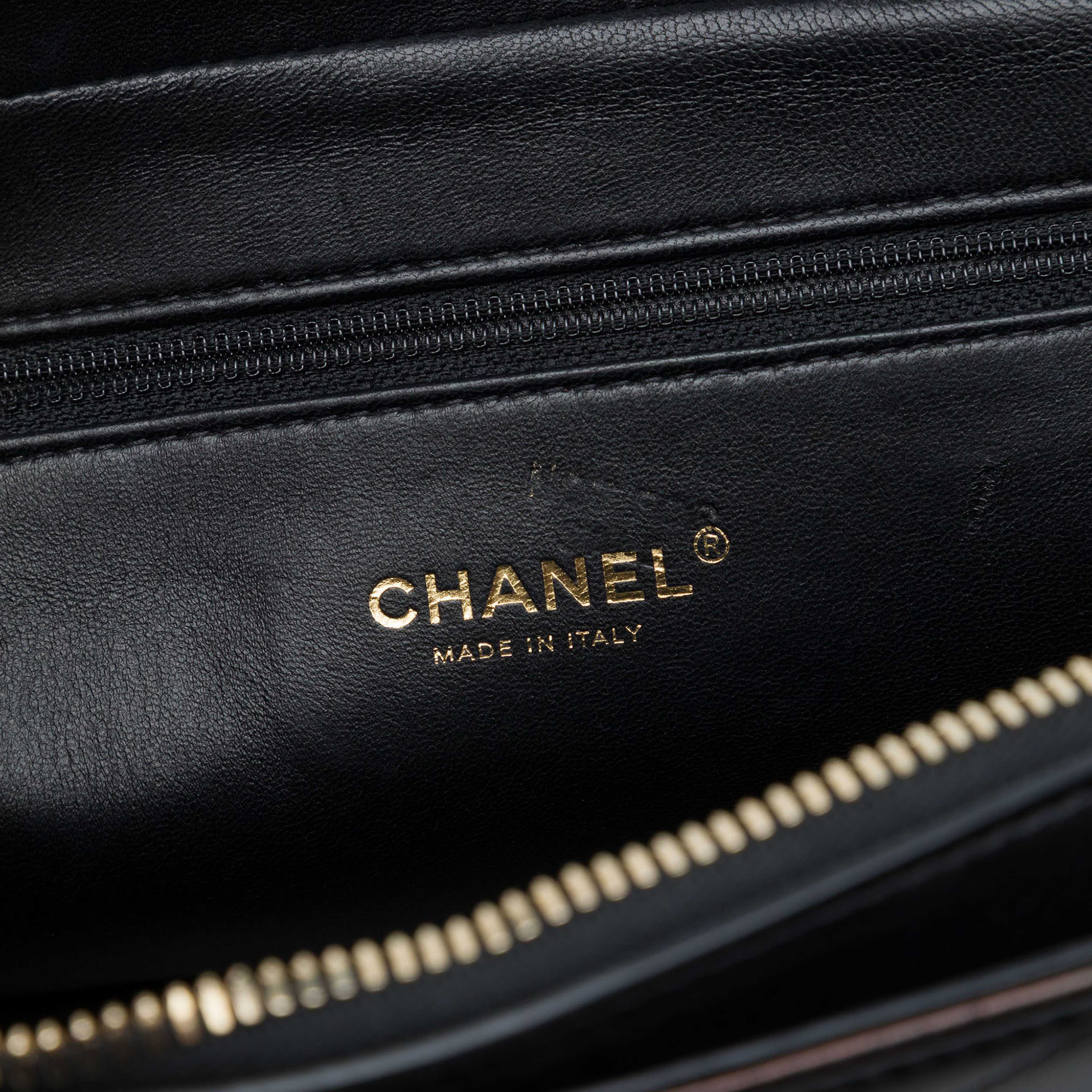 Chanel Cc Chevron Calfskin Medal Flap, från Luxclusif, i färgen svart. Klicka för att öppna bilden i stort format