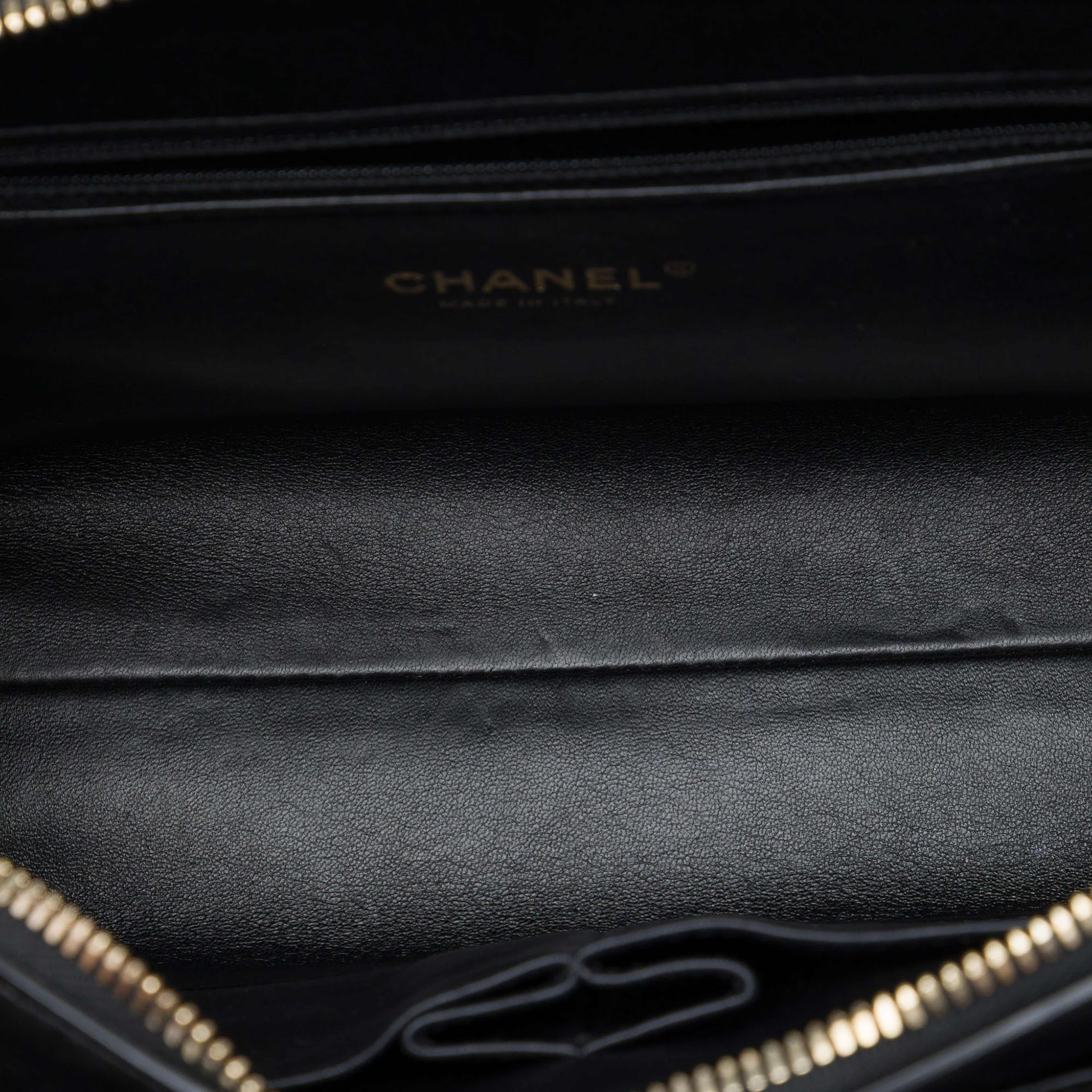Chanel Cc Chevron Calfskin Medal Flap, från Luxclusif, i färgen svart. Klicka för att öppna bilden i stort format