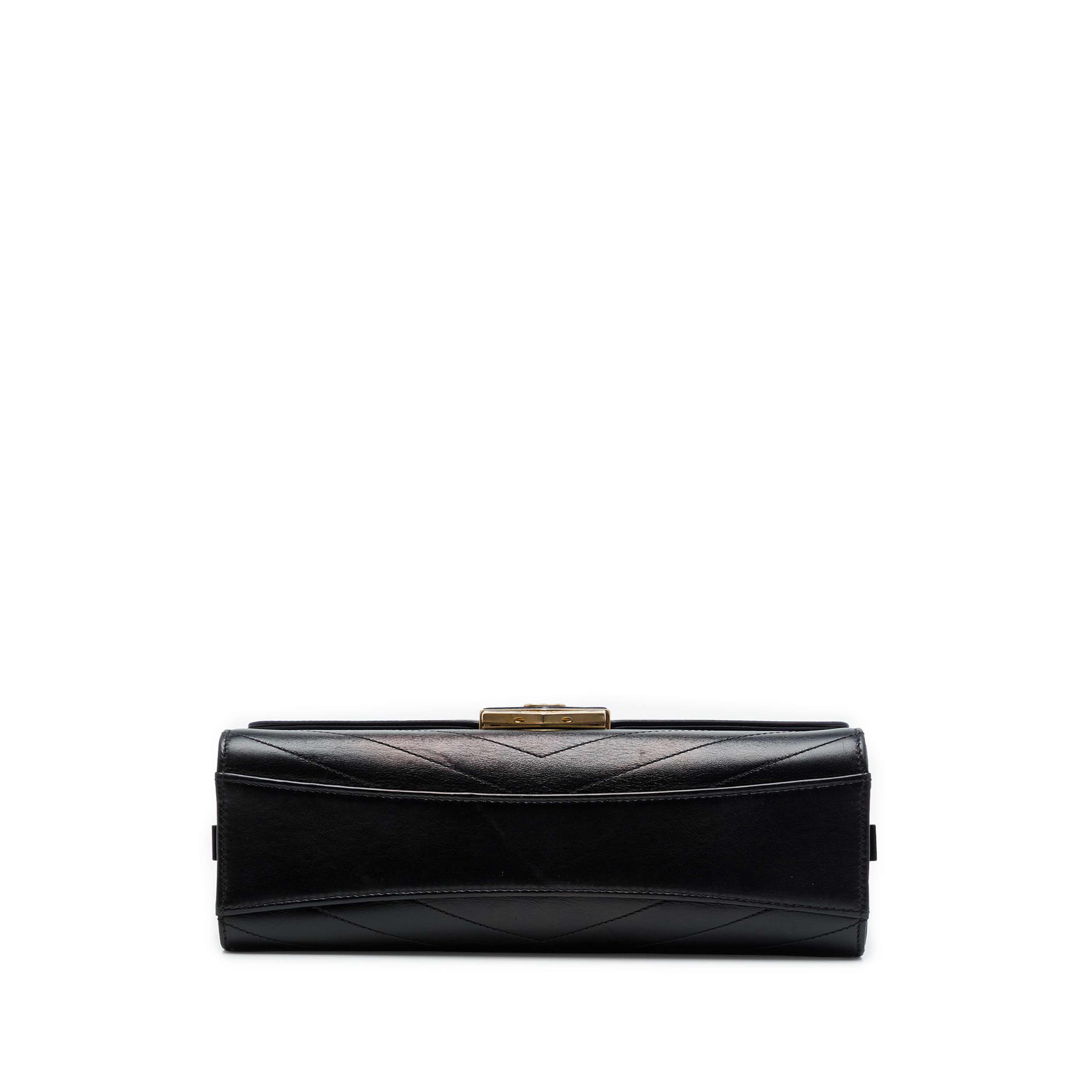 Chanel Cc Chevron Calfskin Medal Flap, från Luxclusif, i färgen svart. Klicka för att öppna bilden i stort format