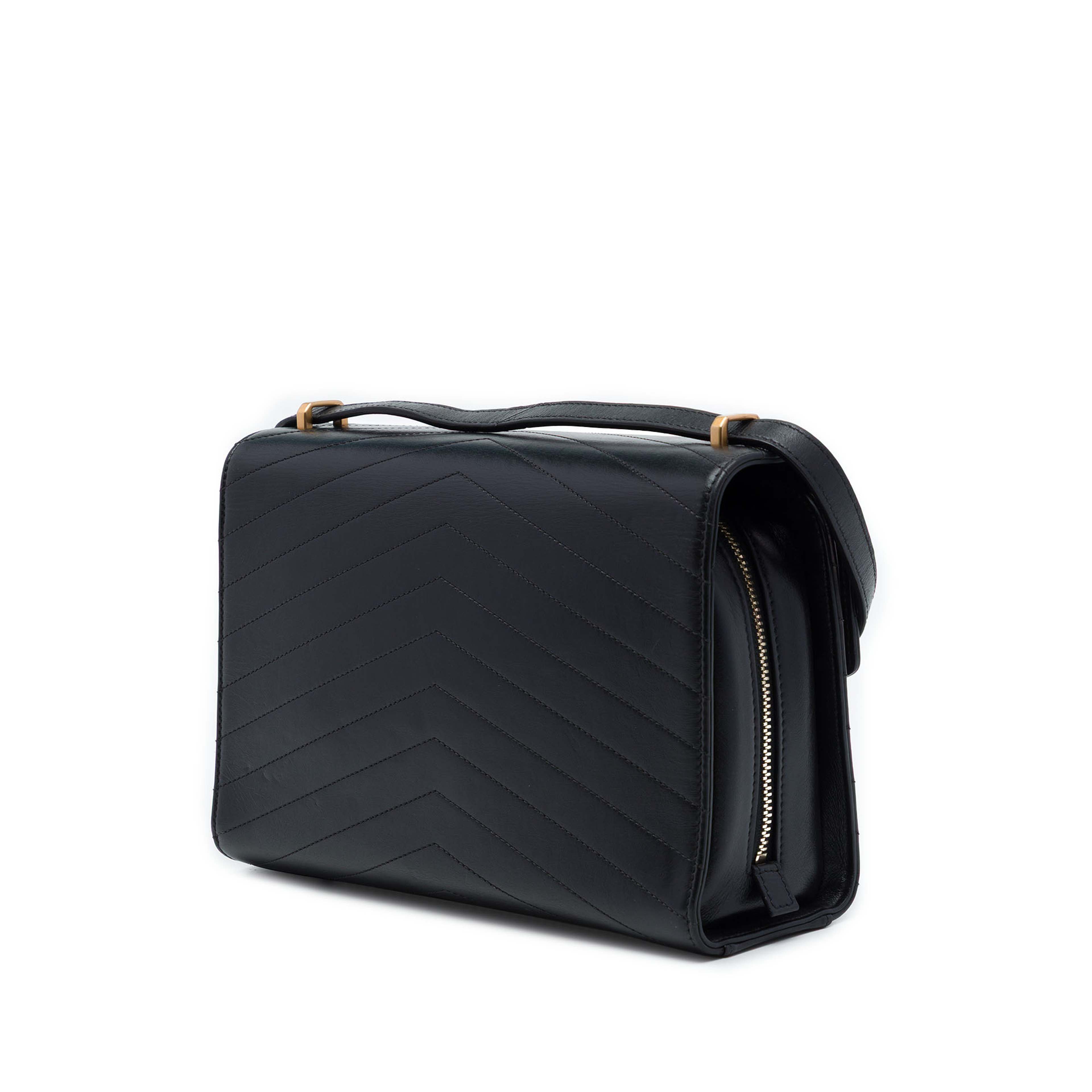 Chanel Cc Chevron Calfskin Medal Flap, från Luxclusif, i färgen svart. Klicka för att öppna bilden i stort format